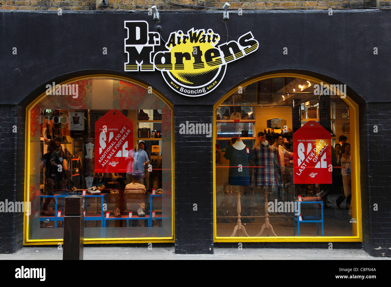 Un Dr Martens negozio a Londra, Inghilterra, Regno Unito Foto stock - Alamy