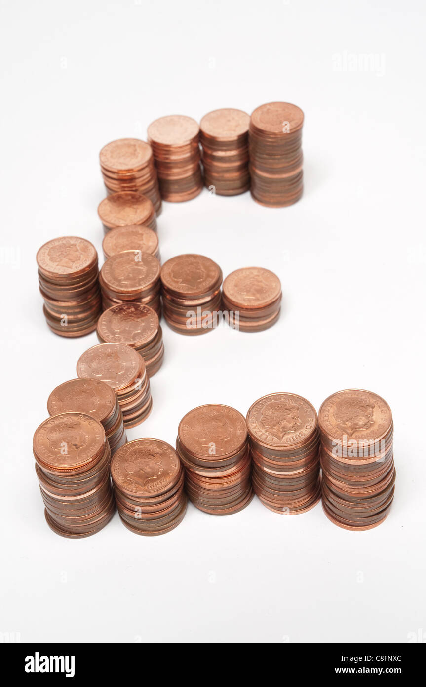 Pile di un obolo di monete in un segno di cancelletto Foto Stock