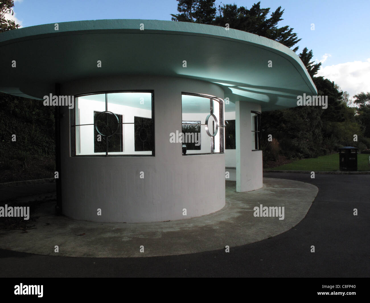 Stile art deco rifugi nel Parco Mewsbrook Rustington che sorprendentemente il Consiglio è riuscito a dipingere a colori simpatico. Foto Stock