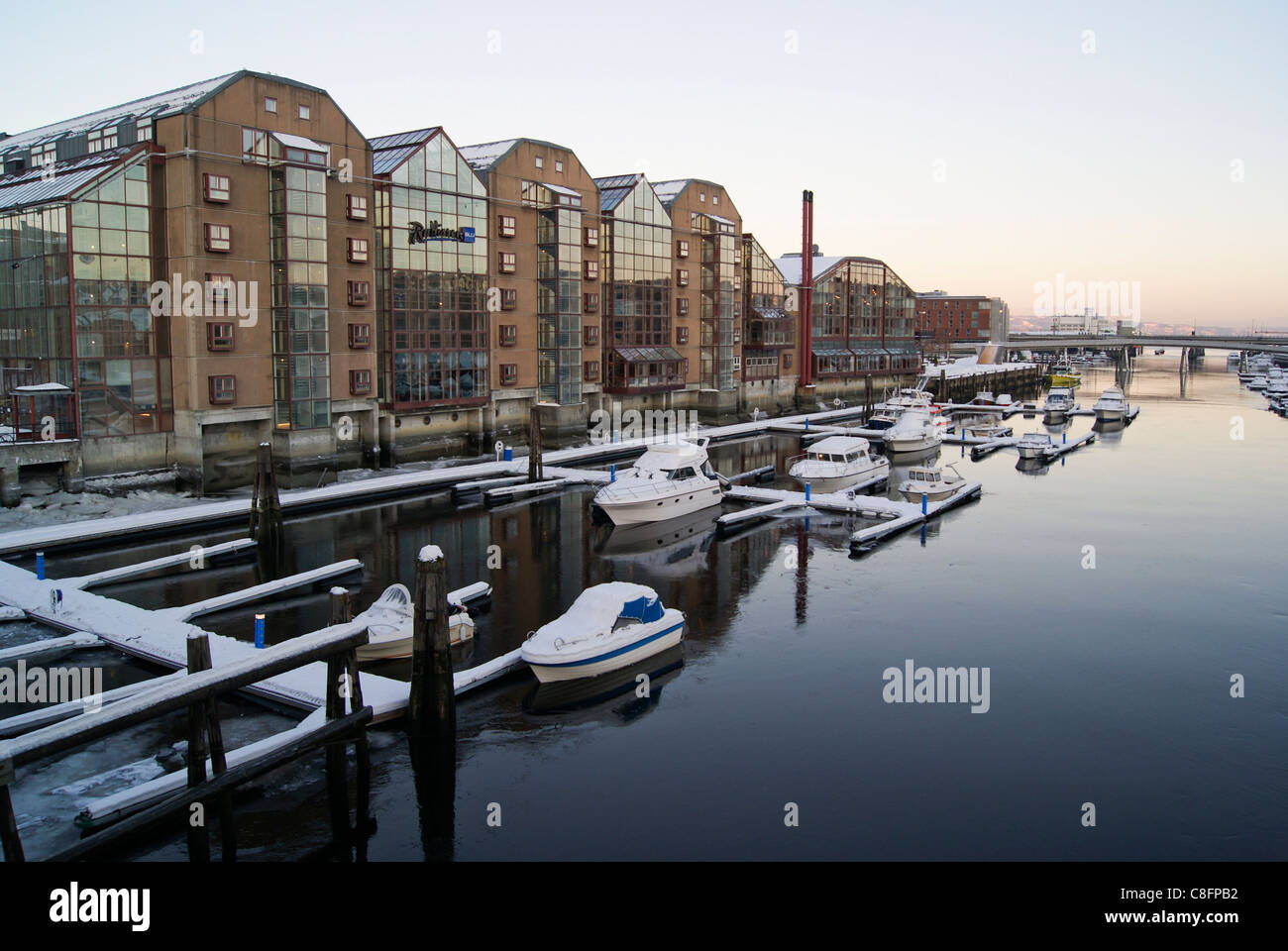 Radisson Hotel sul porto interno, Tronheim, Norvegia in inverno. Foto Stock