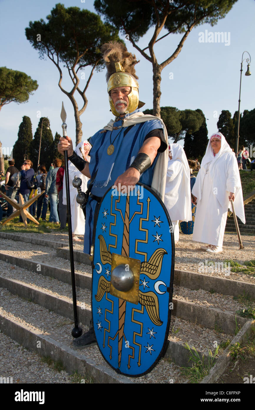 Attore vestito History-Roman re-enactors soldato romano legionario Roma  Italia Foto stock - Alamy