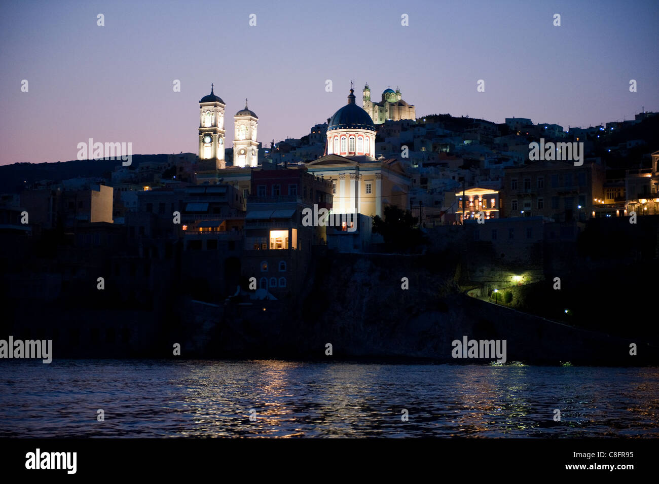 La chiesa di St Nicolas nella zona di Vaporia, in Hermoupolis, Syros Island di notte. Foto Stock