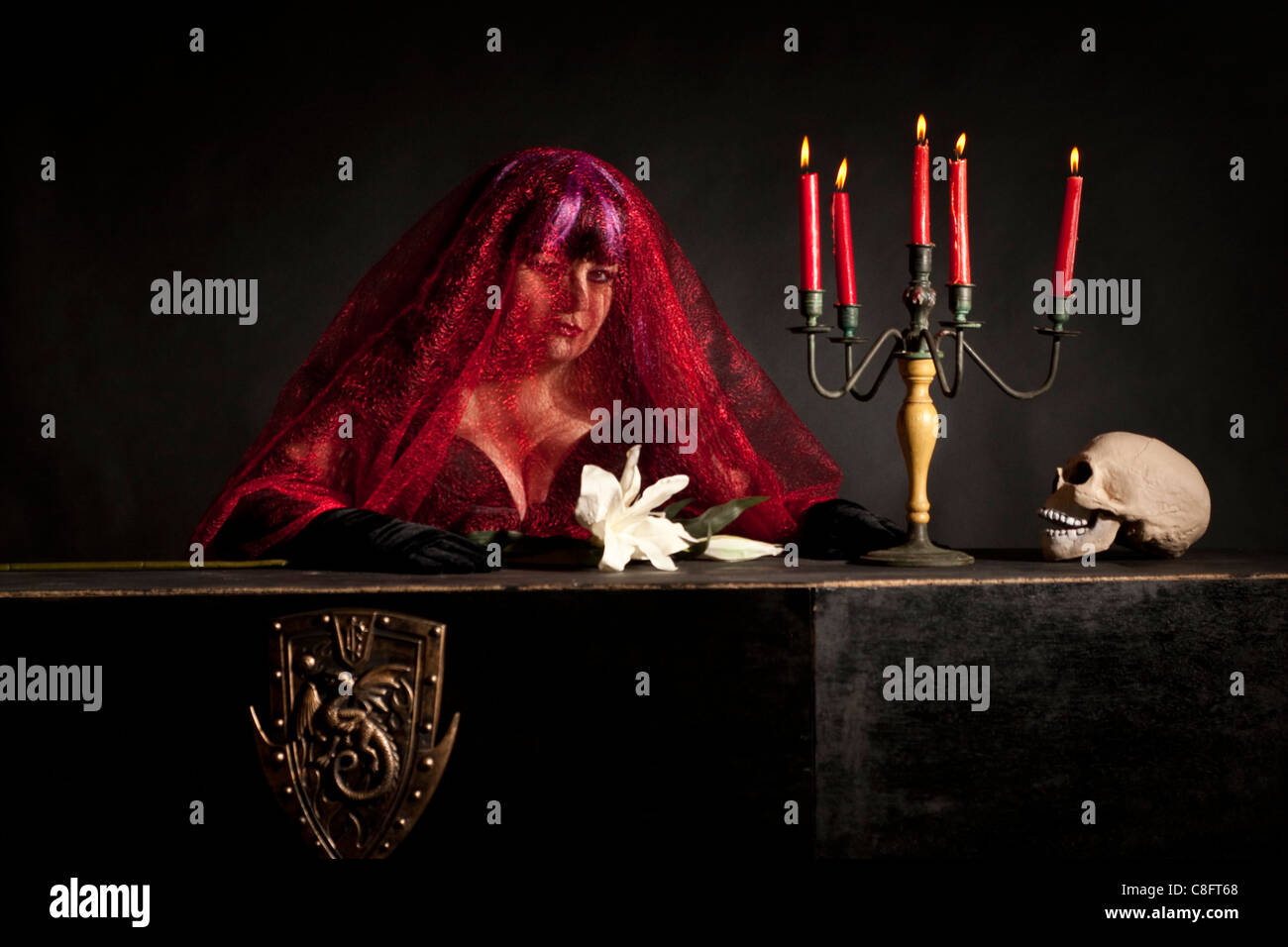 Lutto Gotico Abiti Vestito Donna Appoggiata Sopra Una Bara Di Dire Addio Ad Una Persona Cara Un Amico O Addirittura Di Vampire Foto Stock Alamy