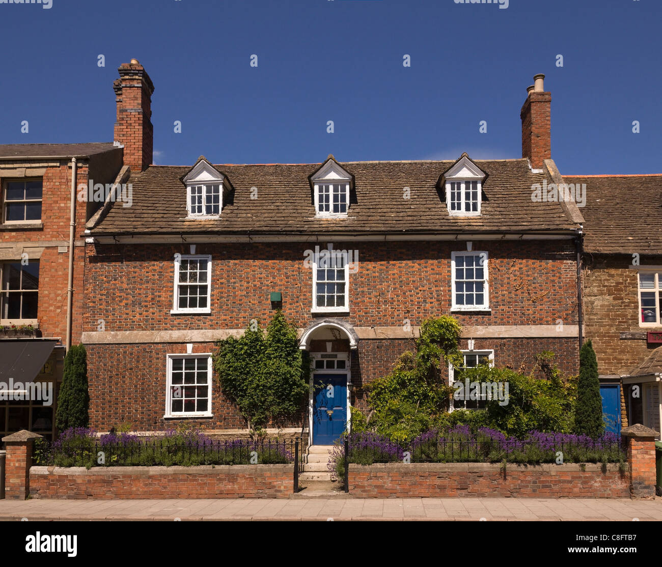 Neville House un vecchio edificio classificato Grade II a Oakham High Street, Rutland, England, Regno Unito Foto Stock