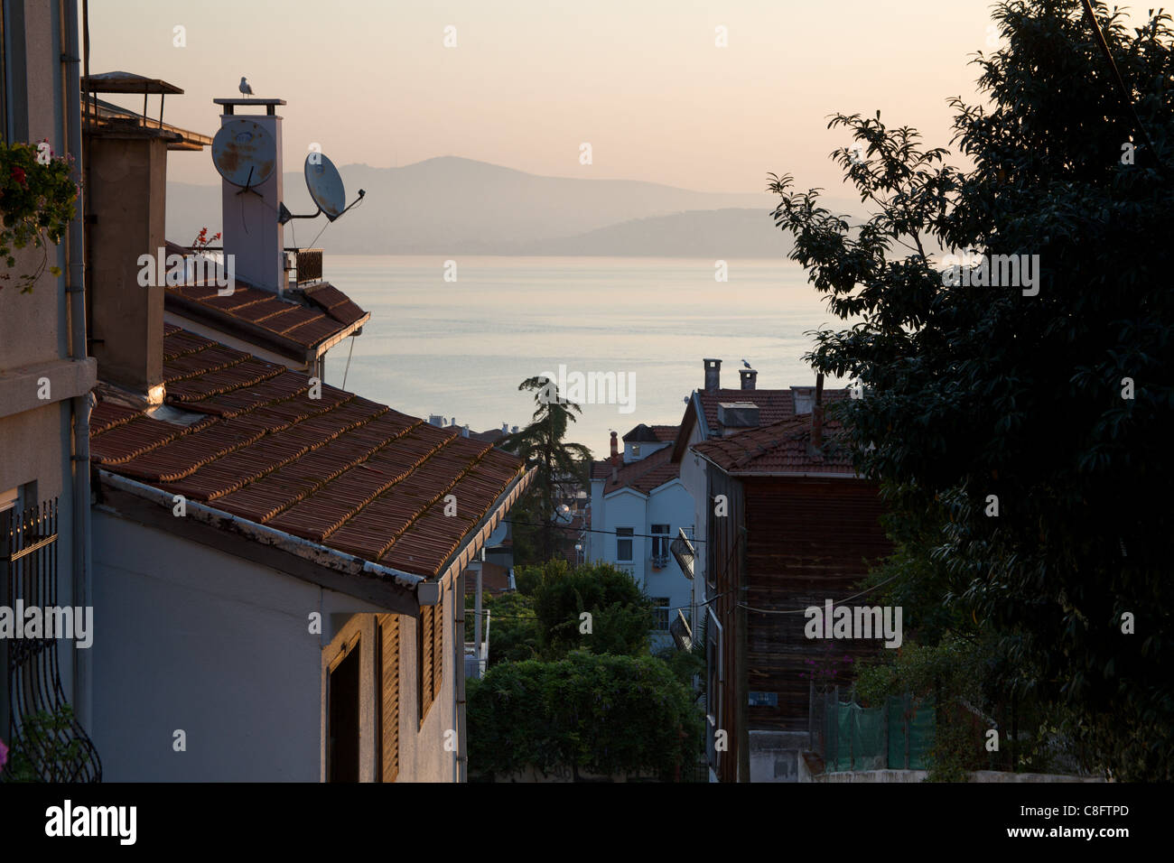 Sunrise vista da isola Heybeli verso la parte asiatica di Istanbul con case in primo piano Foto Stock