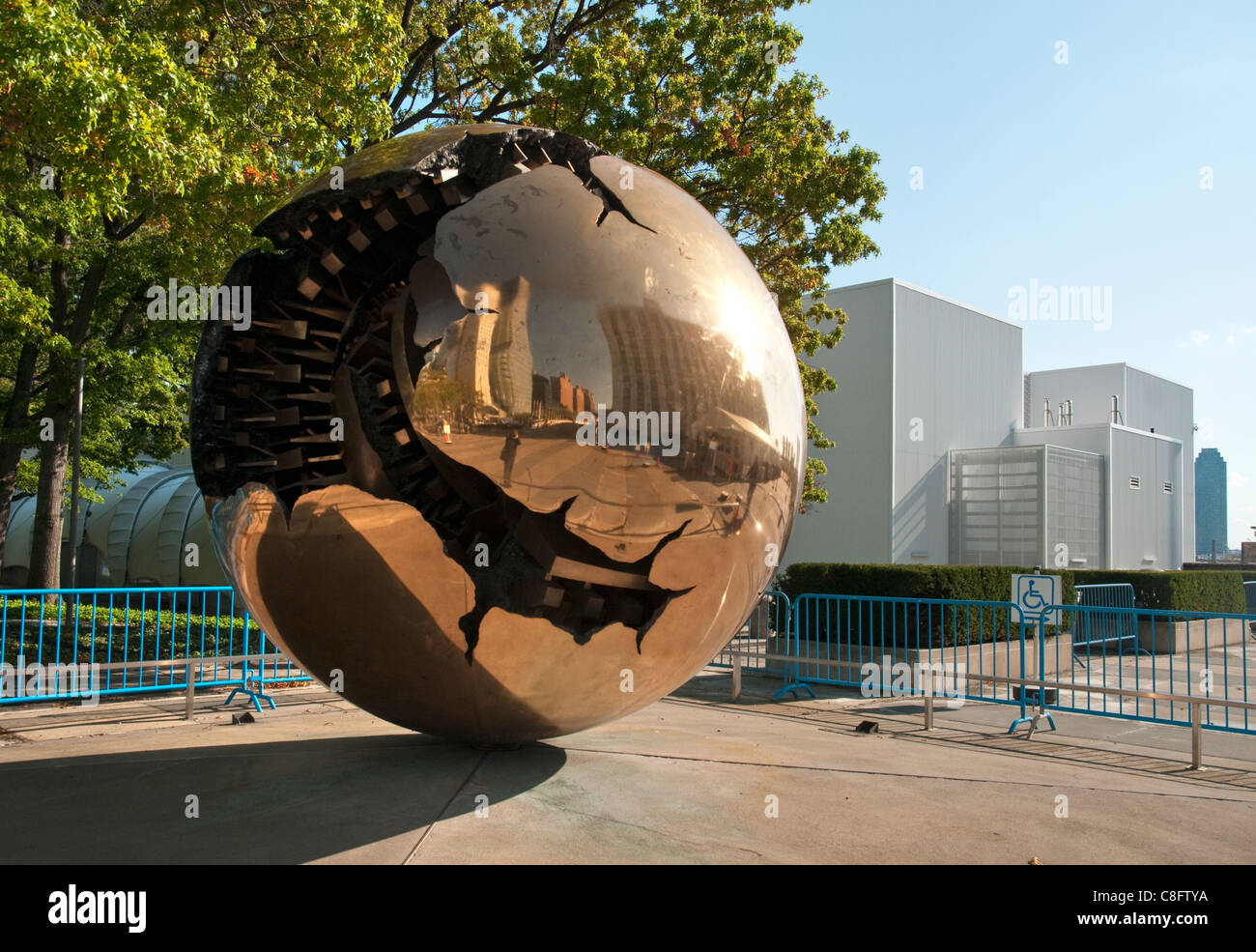 Arnaldo Pomodoro è 'Sfera entro una sfera' presso la sede delle Nazioni Unite a New York City. La scultura è stata un dono del Foto Stock