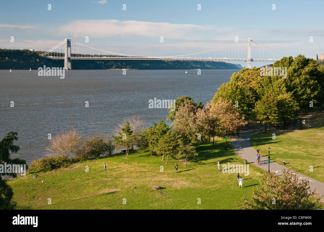 Fiume Hudson e il Ponte George Washington Bridge, dal lato di Manhattan Foto Stock