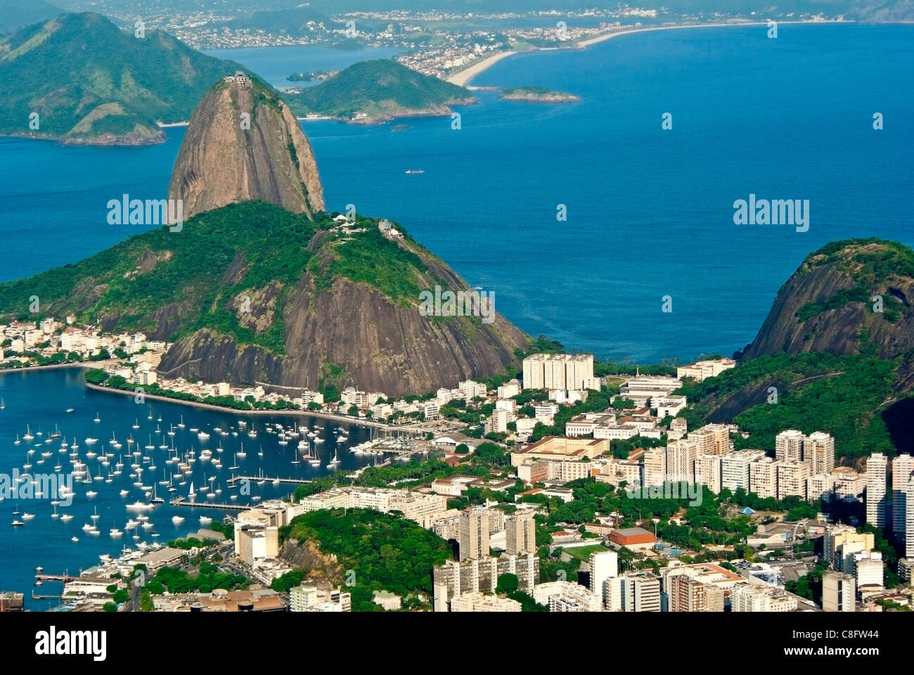 Vista dal Corcovado di Sugal focaccia, (Pāo de Acûcar) e il Botafogo.Rio de Janeiro, Brasile Foto Stock