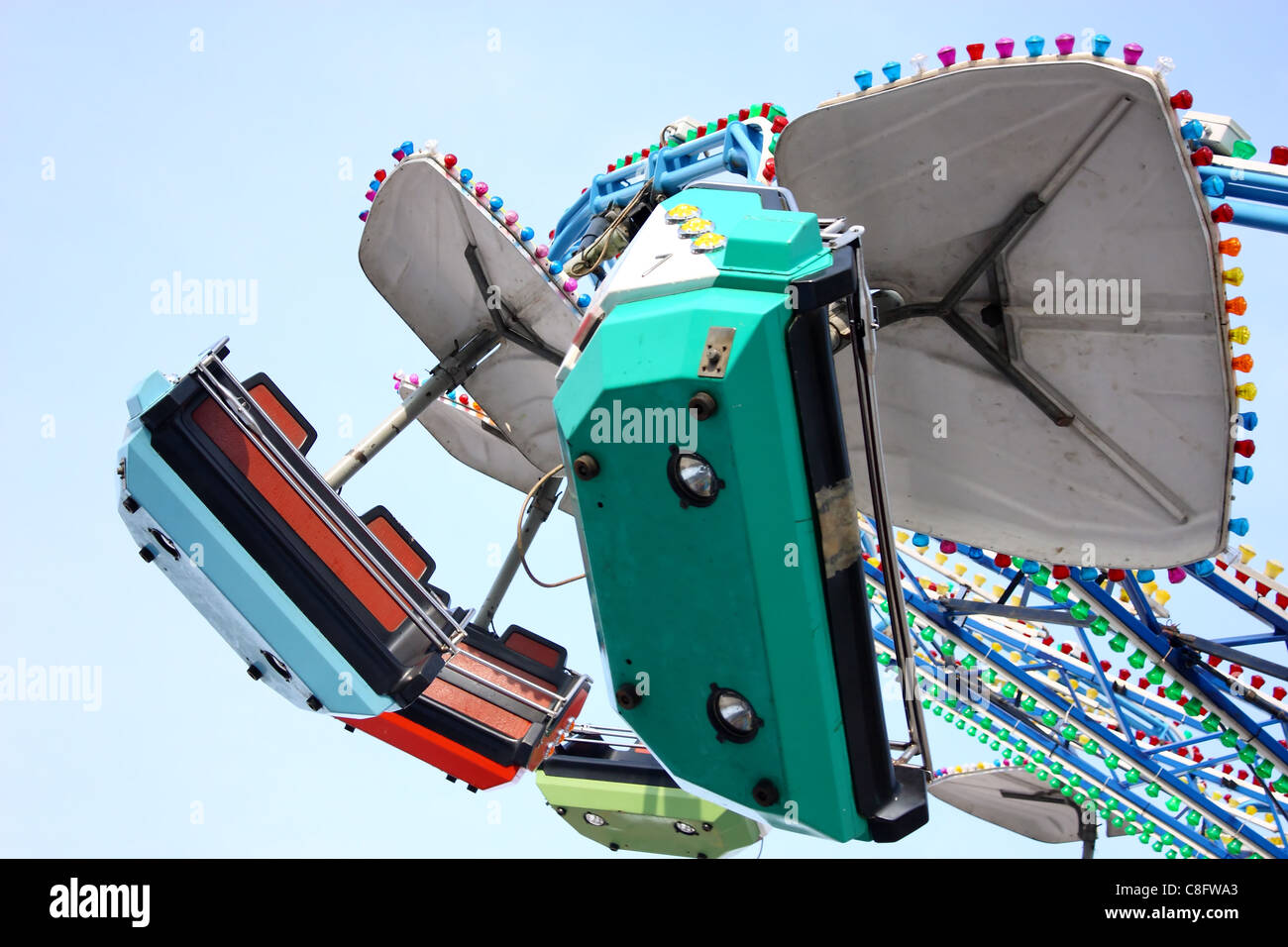 Attrazione per bambini nel parco merry-go-round di fronte al cielo blu Foto Stock