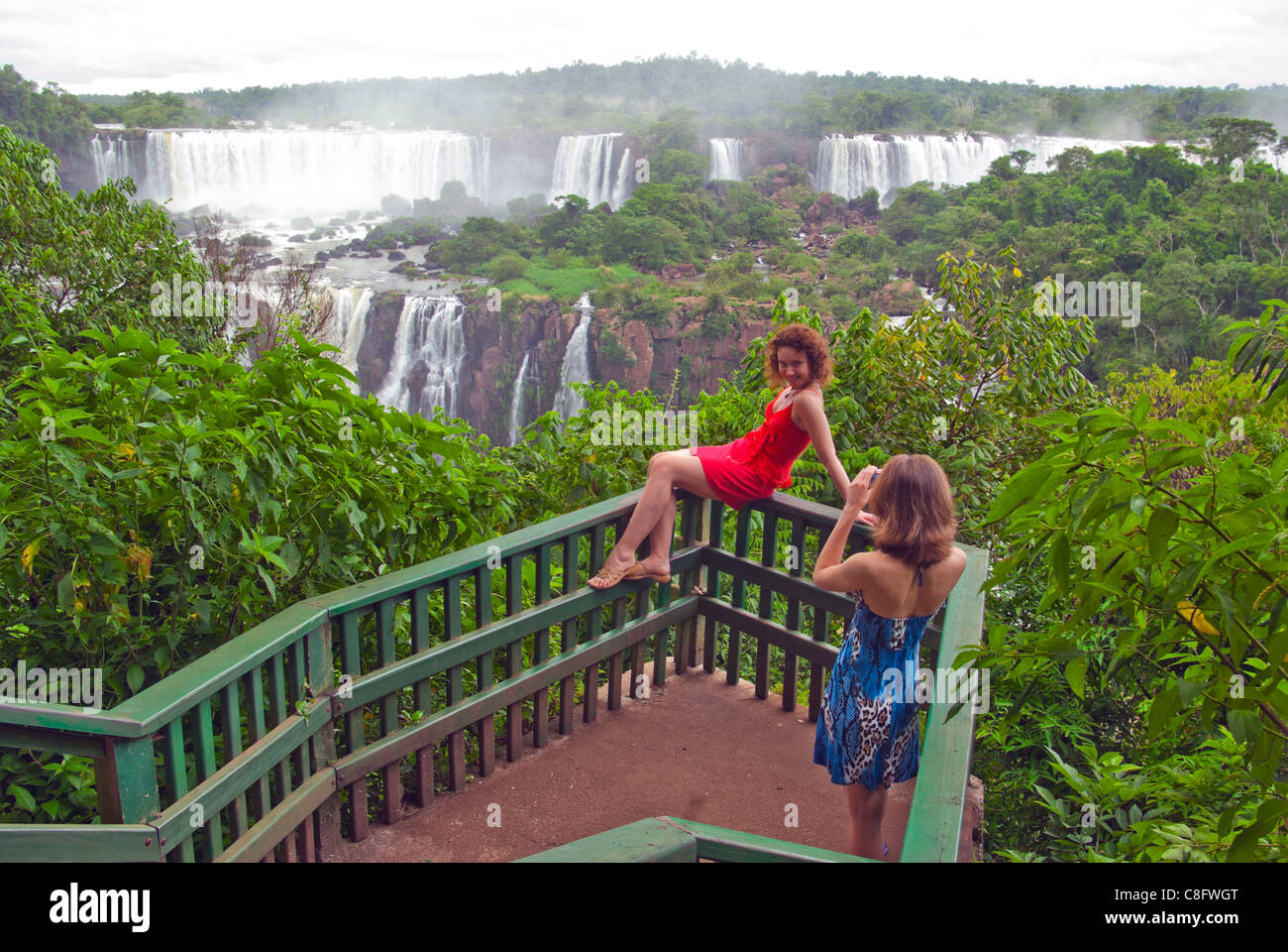 2 ragazze, modello sparare sulla piattaforma, Iguazu, Iguaçu Falls, Cataratas do Iguaçu, Cataratas del Iguazú. Curitiba, Paraná, Brasile Foto Stock