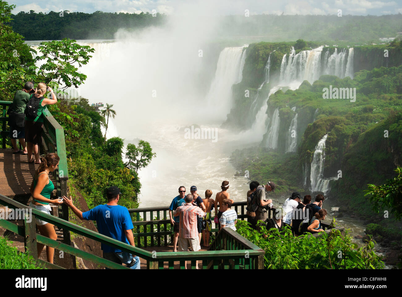 Aspetto turistico a Iguazu, Iguaçu Falls, dalla piattaforma, Cataratas do Iguaçu, Cataratas del Iguazú. Curitiba, Paraná, Brasile Foto Stock