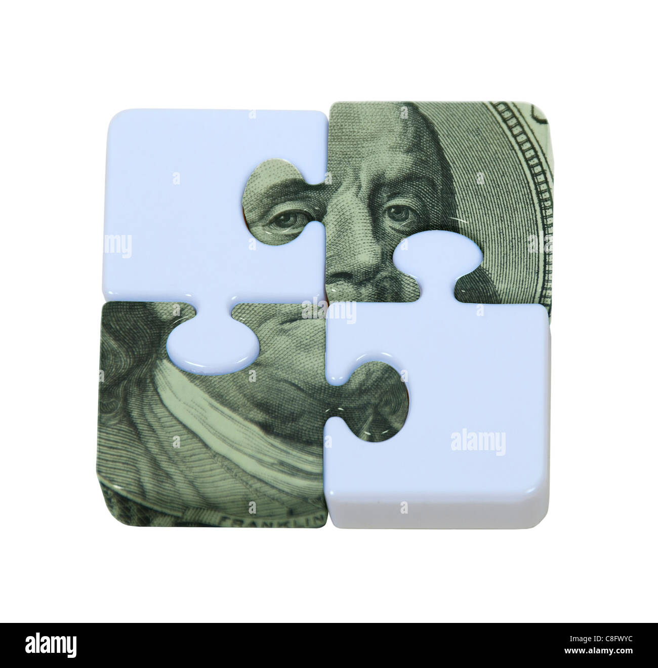 Il puzzle di denaro rappresentato da contrastanti i pezzi del puzzle interbloccati con porzioni di denaro - percorso incluso Foto Stock