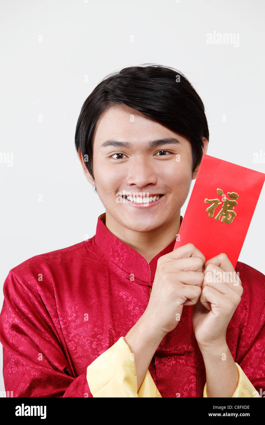 L'uomo saluto con red ang pao Foto Stock