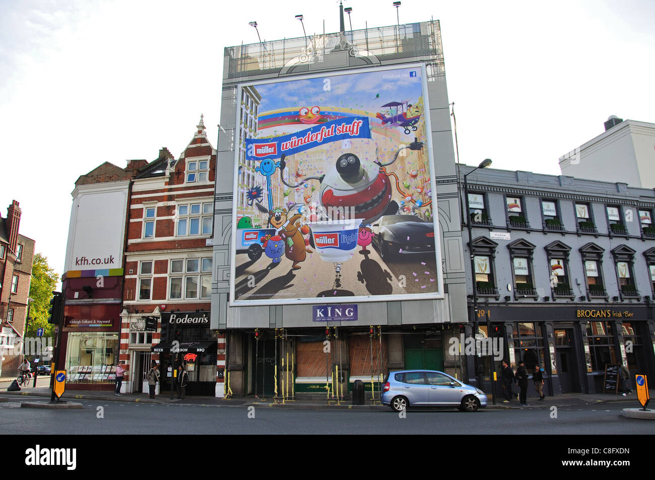 Giant cartellone pubblicitario, Fulham Broadway, Fulham, London Borough di Hammersmith e Fulham, Londra, Inghilterra, Regno Unito Foto Stock
