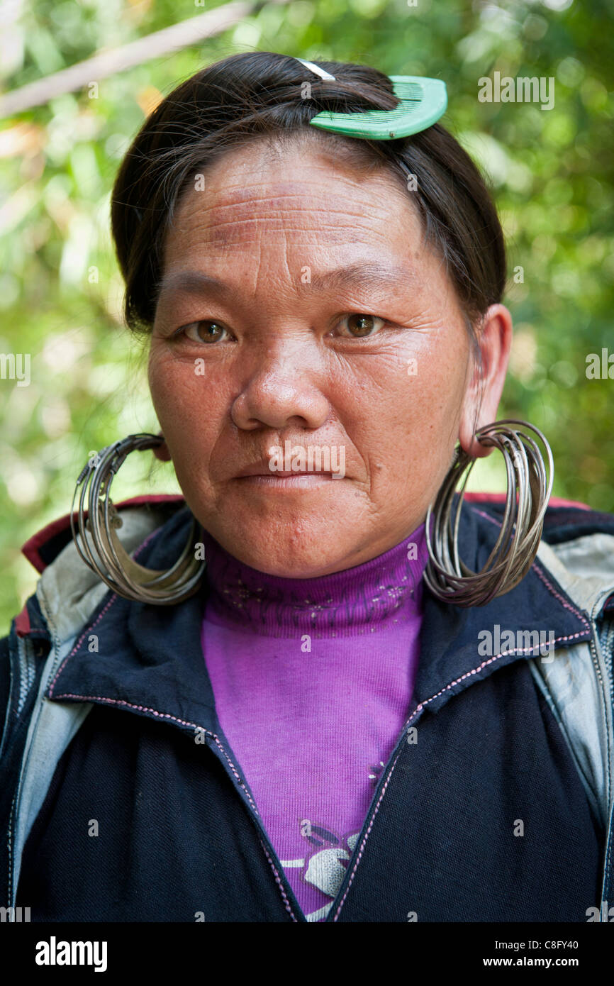 Donna dalla nera H'mongs tribù indossando il tradizionale blu indaco abbigliamento, Vietnam del Nord Foto Stock