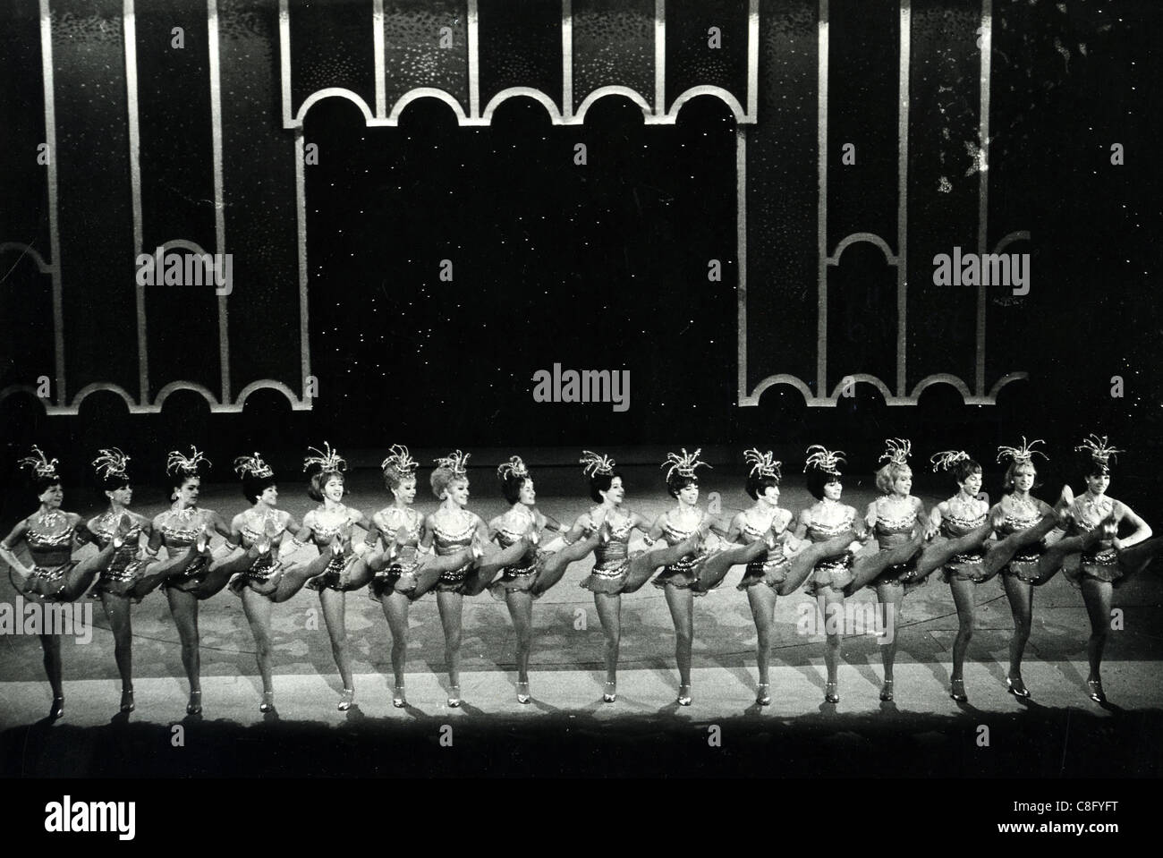 Le ragazze del timone UK dance troupe al London Palladium circa 1963 Foto Stock