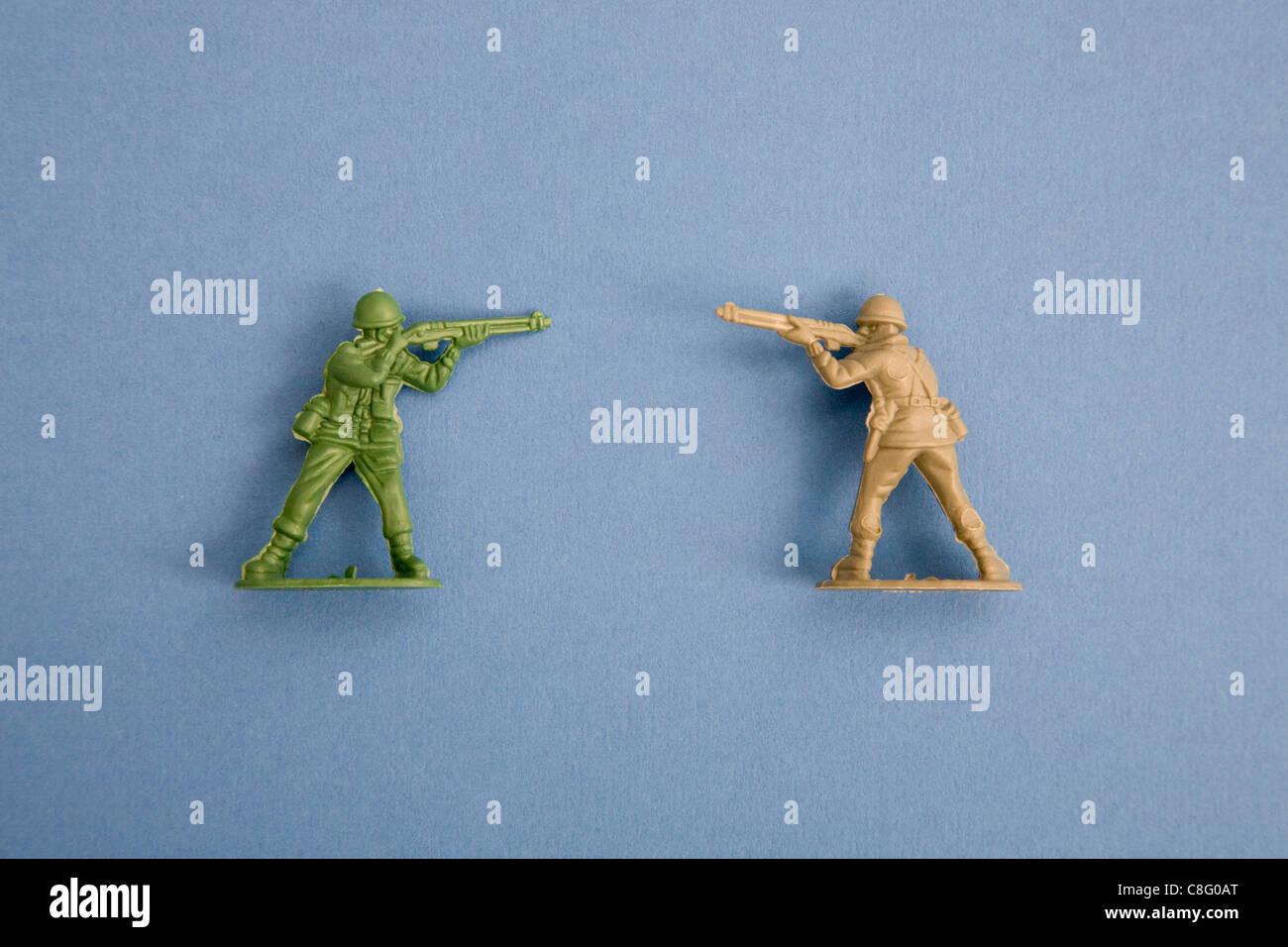 Toy Soldiers fucili di puntamento a ciascun altro Foto Stock