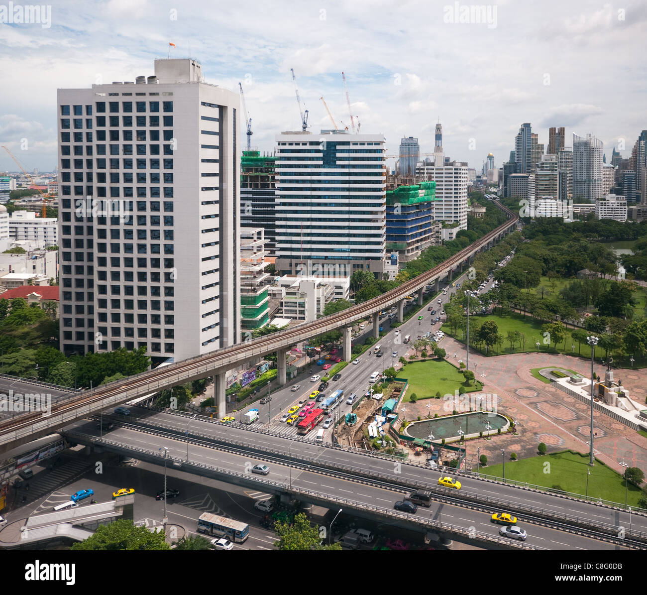 Vista di Bangkok con Rama IV Road in primo piano e Rachadamri road con Silom Sky-treno linea scomparendo in background. Foto Stock