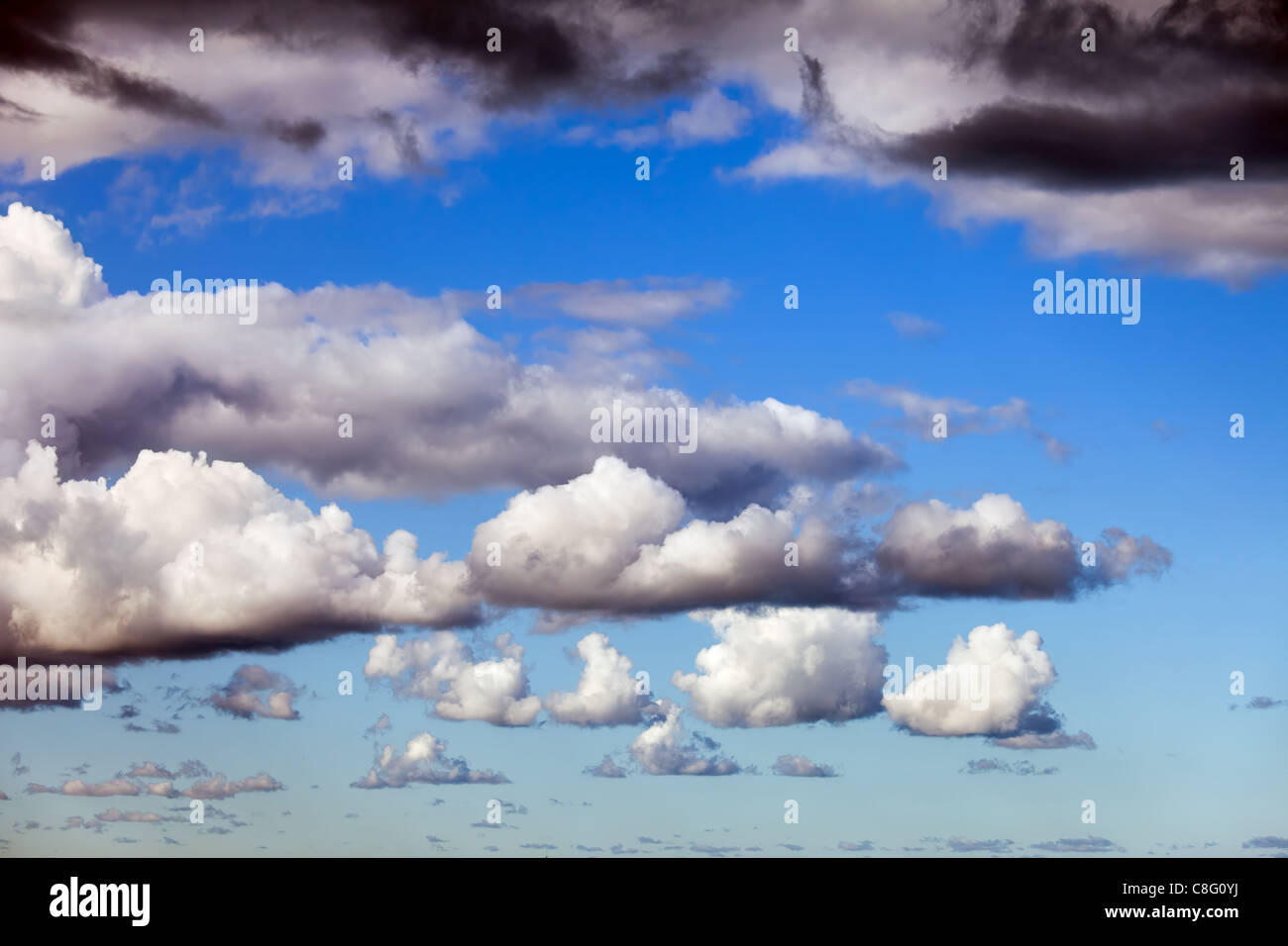 Il Cumulus soffici nuvole su una tranquilla giornata interessante pattern Foto Stock