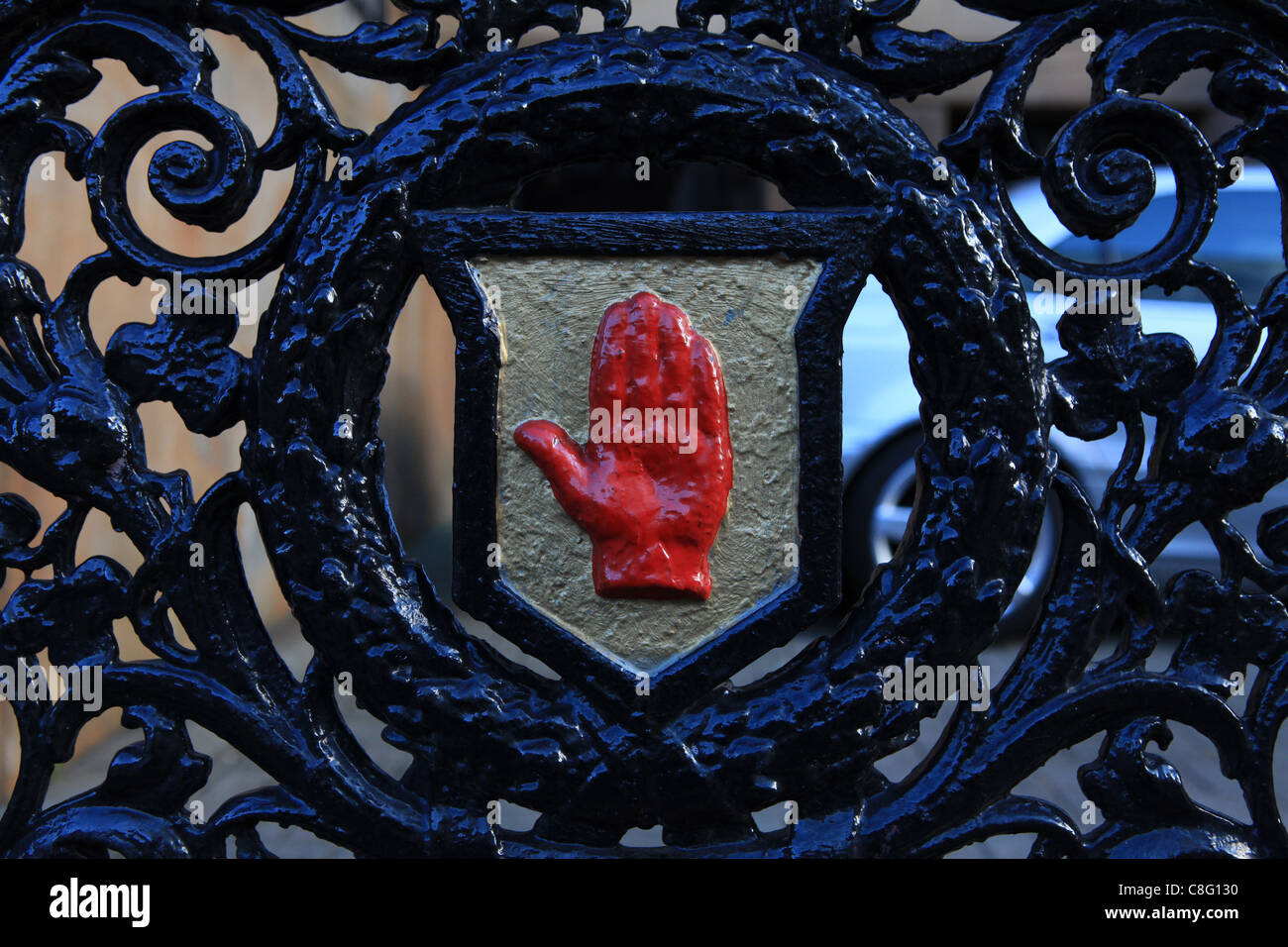 La Mano rossa di Ulster è raffigurato su una medaglia cancello in Belfast Foto Stock