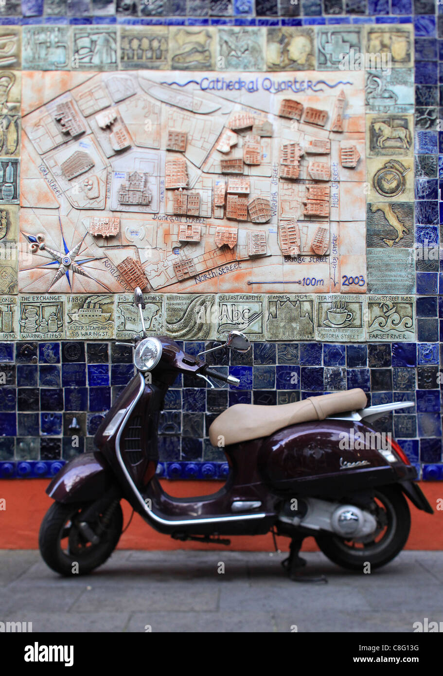 Uno scooter è parcheggiato di fronte alla strada artwork a Belfast, Irlanda del Nord Foto Stock