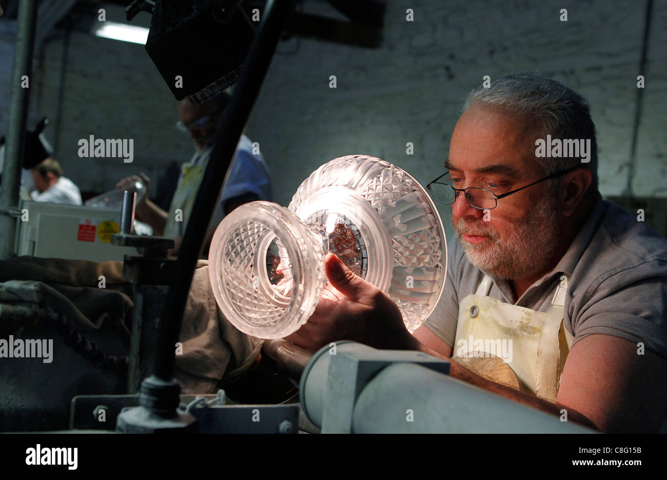 Gli artigiani lavorano sul cristallo fatti a mano Foto Stock