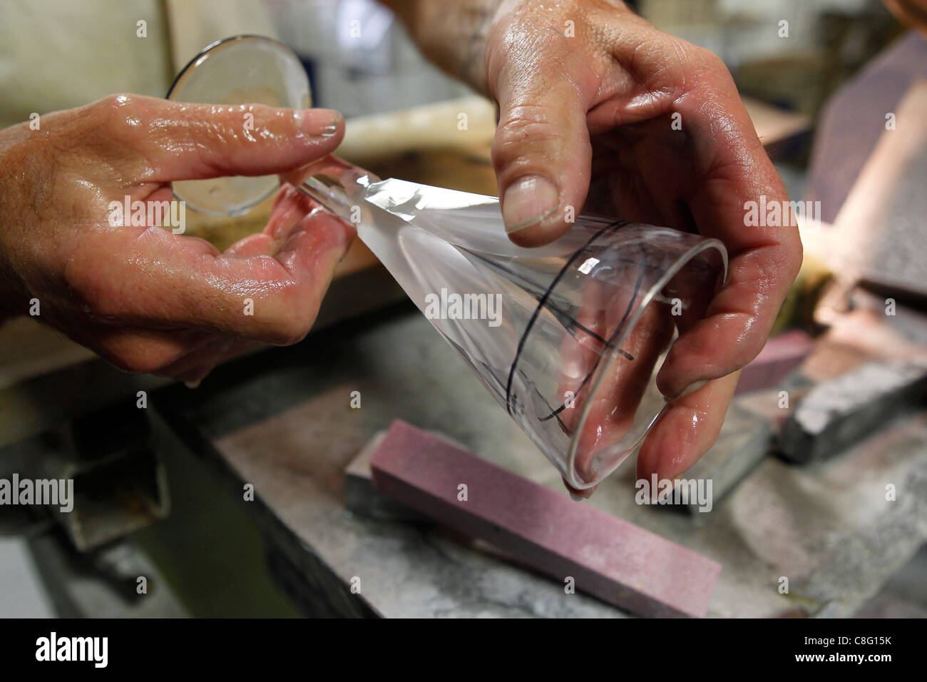 Gli artigiani lavorano sul cristallo fatti a mano Foto Stock