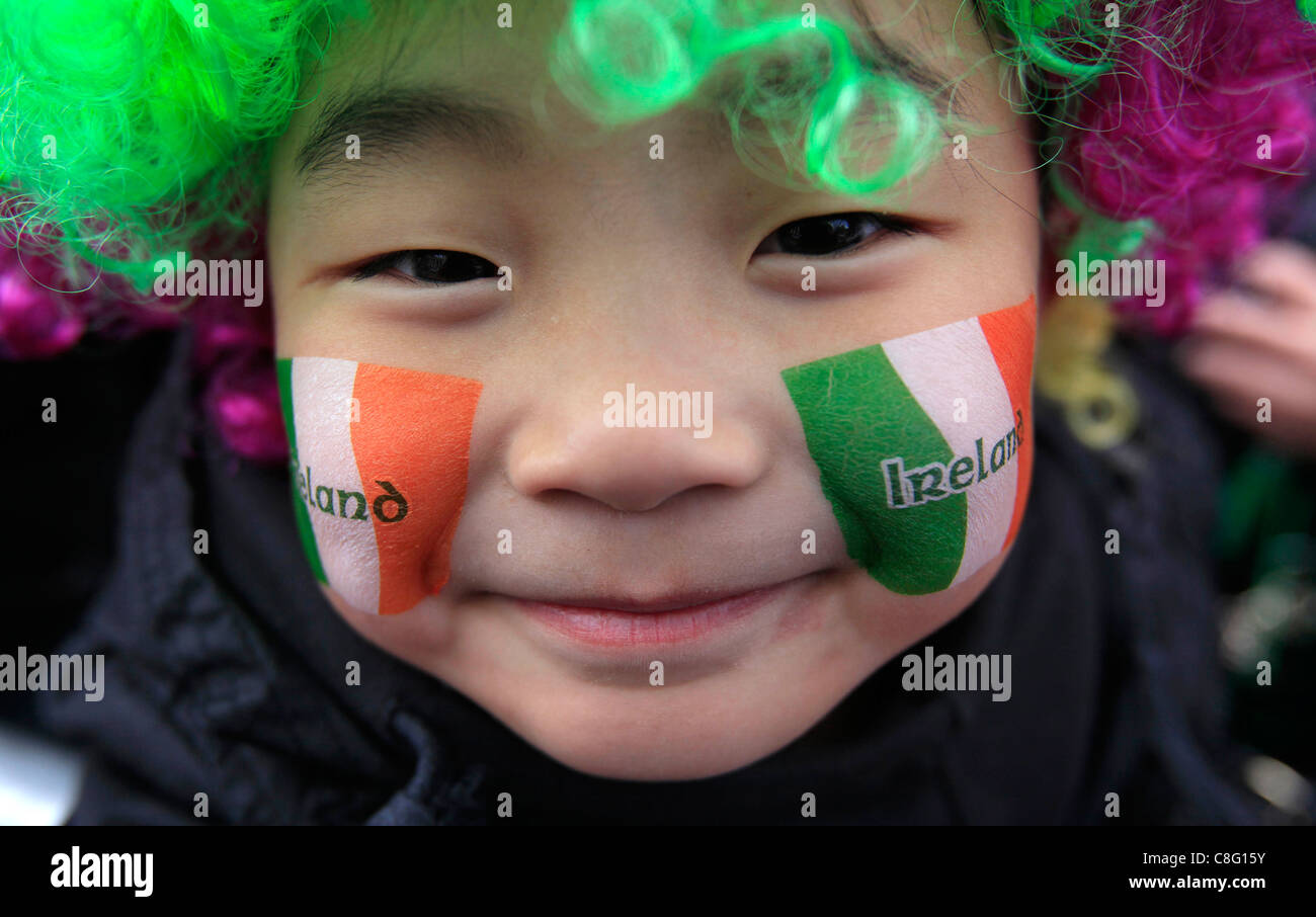 I bambini prendono parte al St.Patrick parata del giorno a Dublino, Irlanda Foto Stock