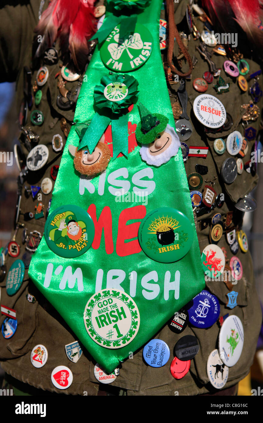 Una cravatta con pulsanti irlandese è visualizzato durante il St.Patrick parata del giorno a Dublino, Irlanda Foto Stock