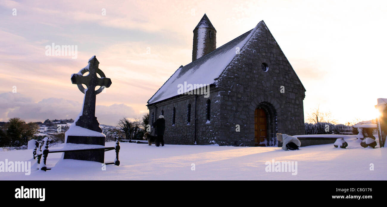 Saul chiesa con una croce celtica nella neve Foto Stock