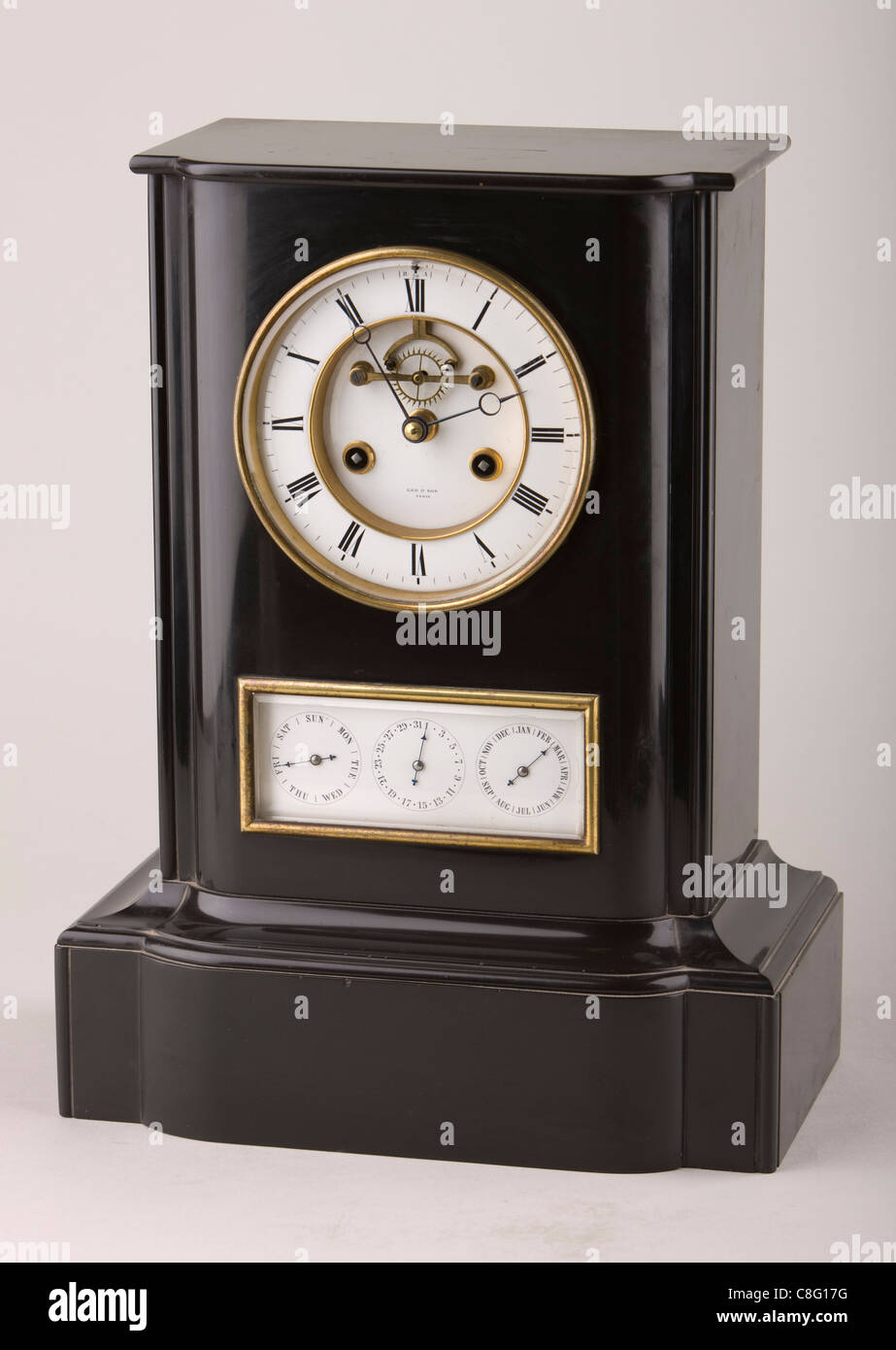 Vecchi orologi sono fotografati su uno sfondo semplice Foto Stock