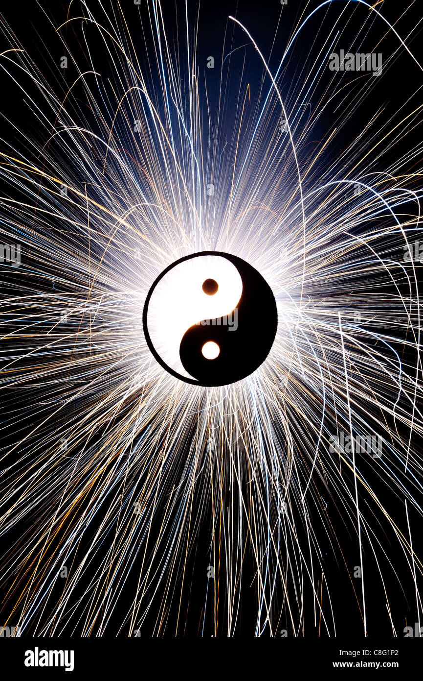 Yin Yang nella parte anteriore delle scintille di fuochi d'artificio. Silhouette Foto Stock