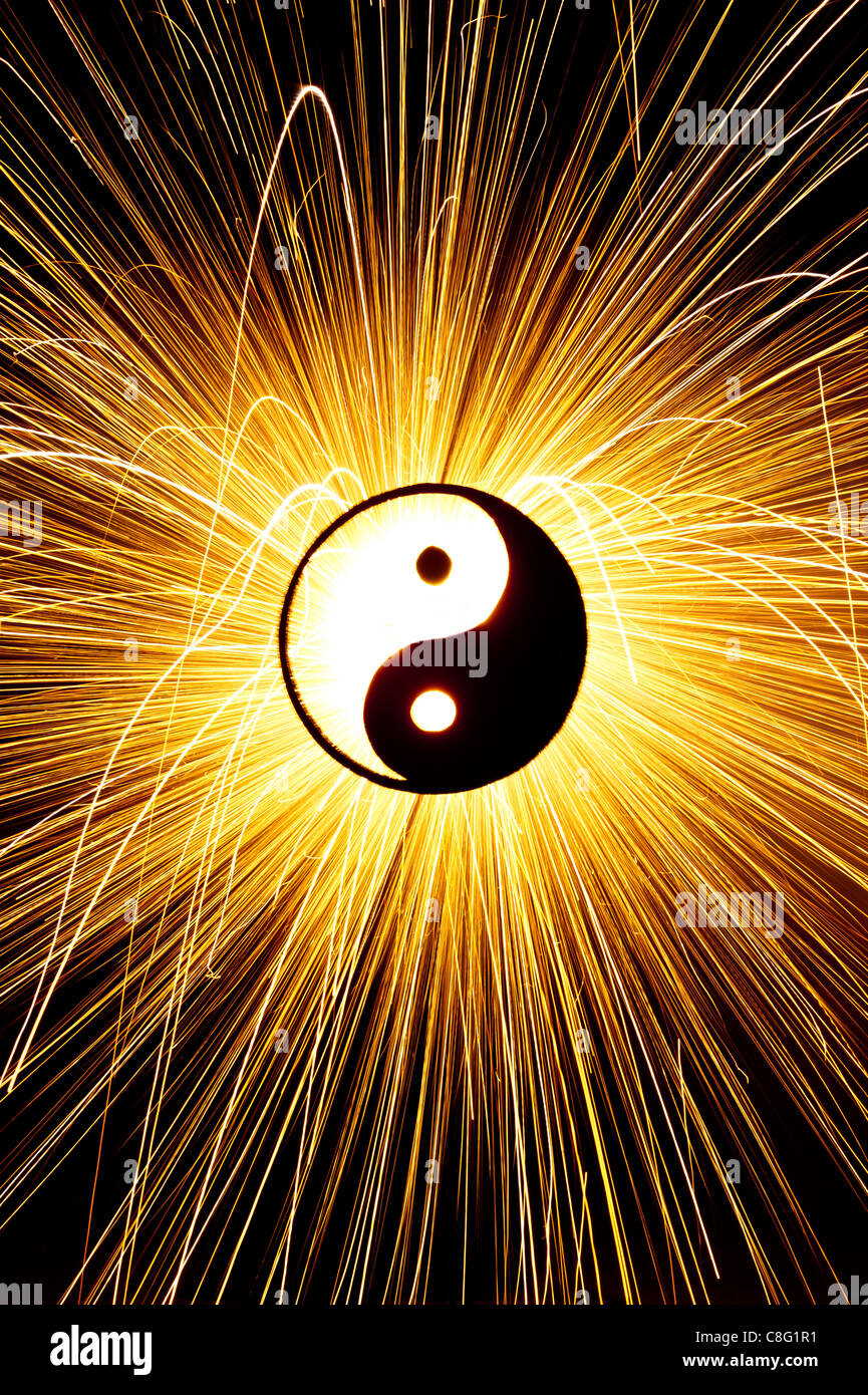 Yin Yang nella parte anteriore delle scintille di fuochi d'artificio. Silhouette Foto Stock