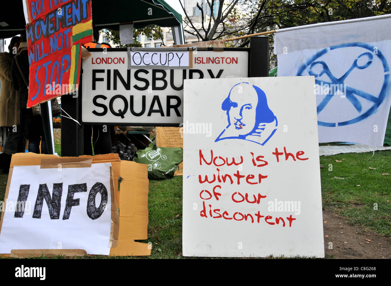 UKuncut e Shakespeare a occupare Londra protesta si diffonde a Finsbury Square nel quartiere finanziario di Londra domenica 23 ottobre 2011 Foto Stock