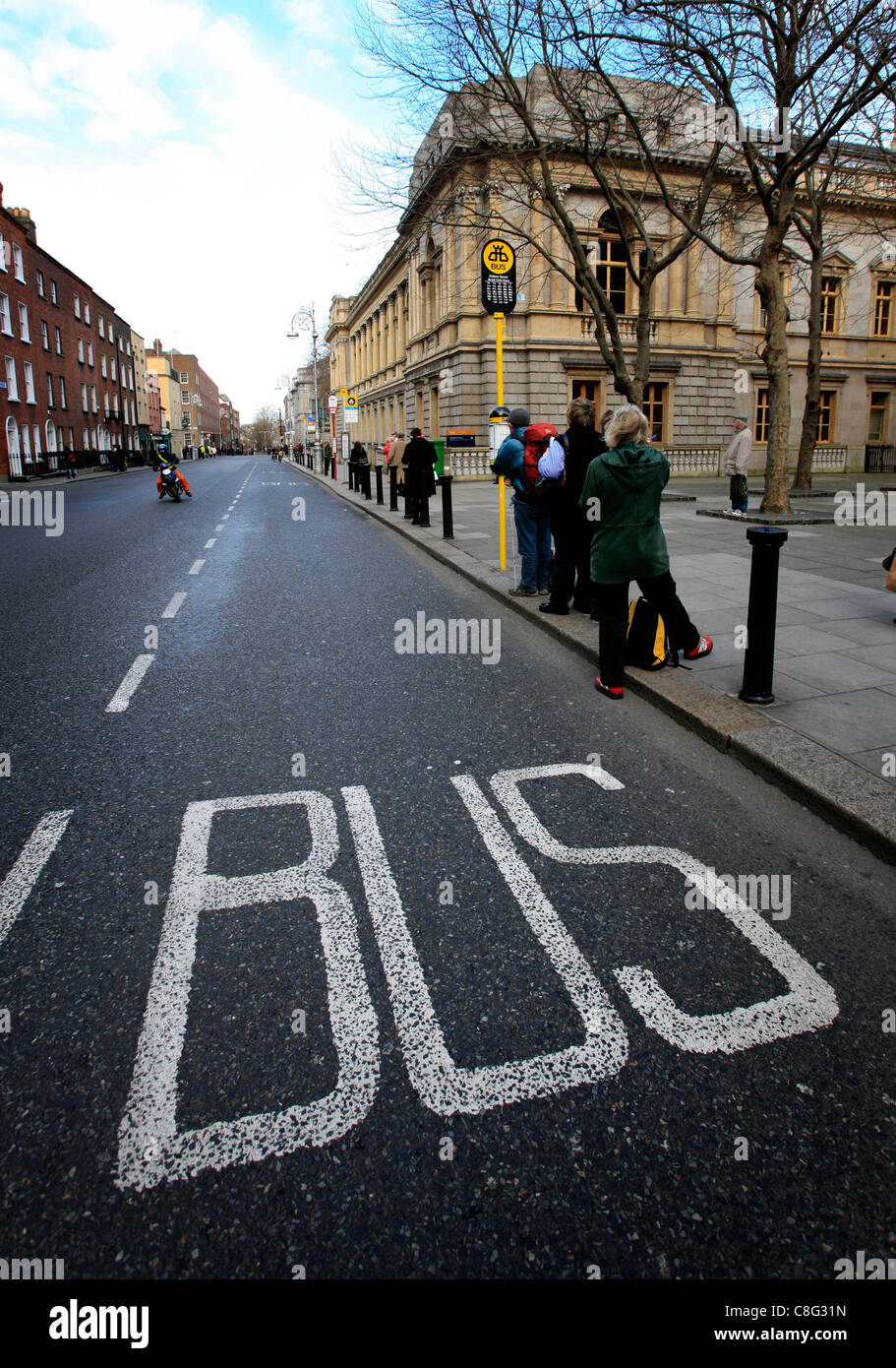 La gente in attesa per un autobus nel centro della città di Dublino Foto Stock
