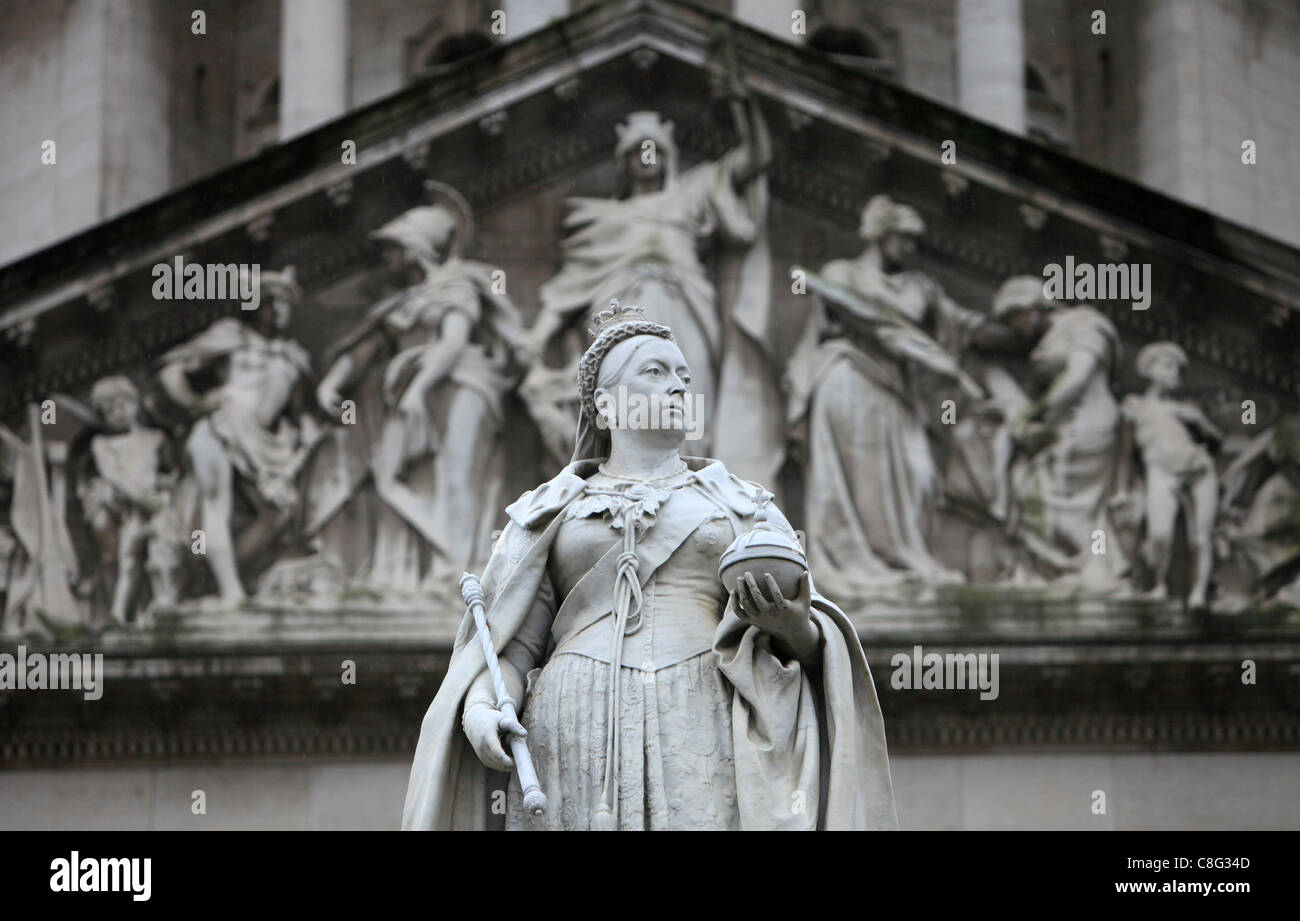 Monumento alla regina Victoria al di fuori del Belfast City Hall Foto Stock