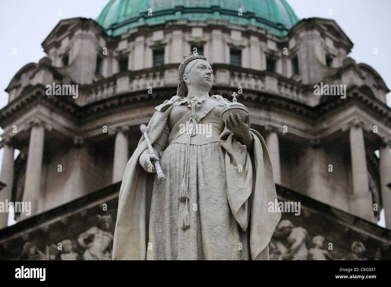 Monumento alla regina Victoria al di fuori del Belfast City Hall Foto Stock