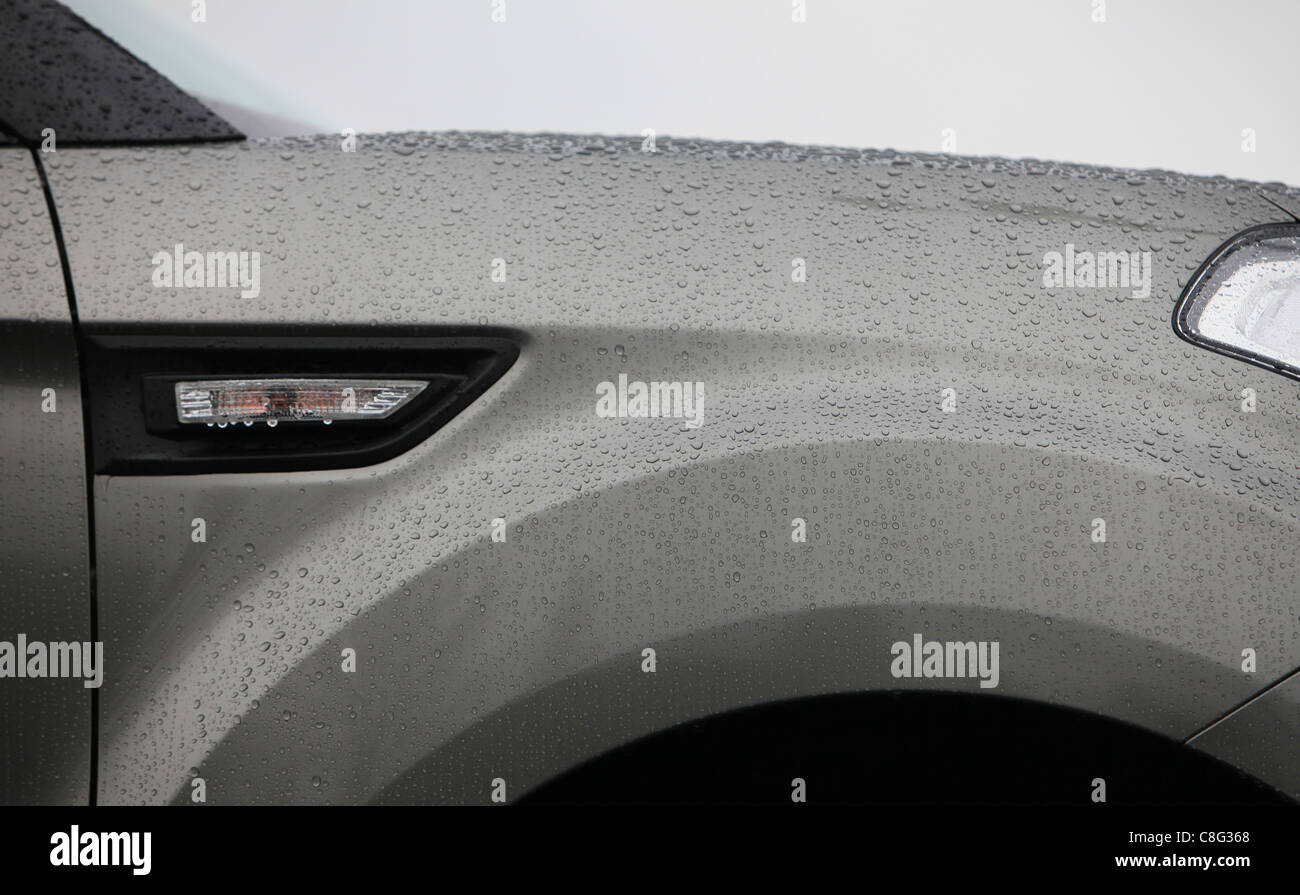 Close up di vetture con gocce di pioggia sul cofano (il cofano) della vettura Foto Stock