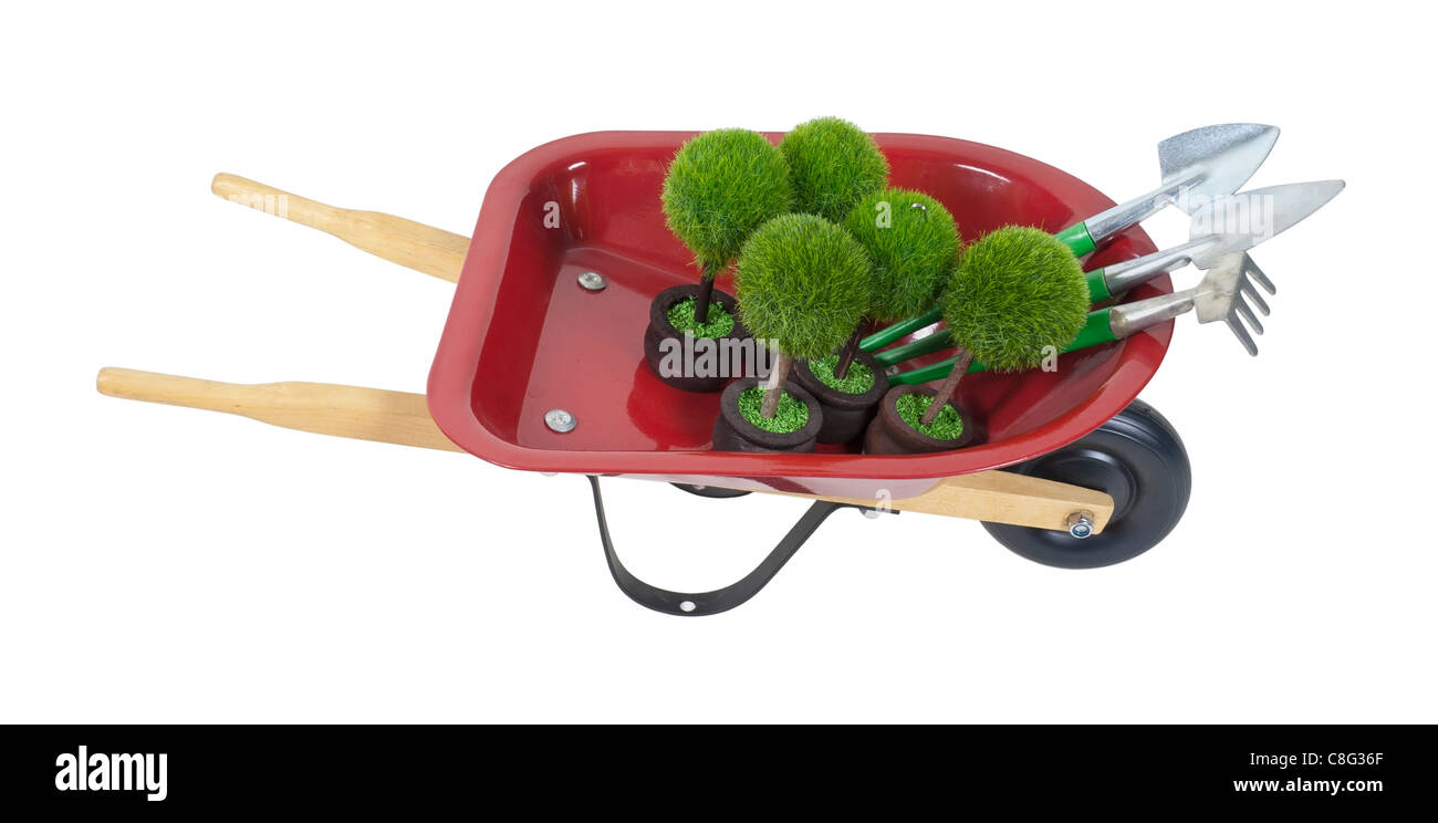 Carriola rossa utilizzati per il trasporto di oggetti mentre si lavora all'aperto con piccole piante e strumenti - percorso incluso Foto Stock