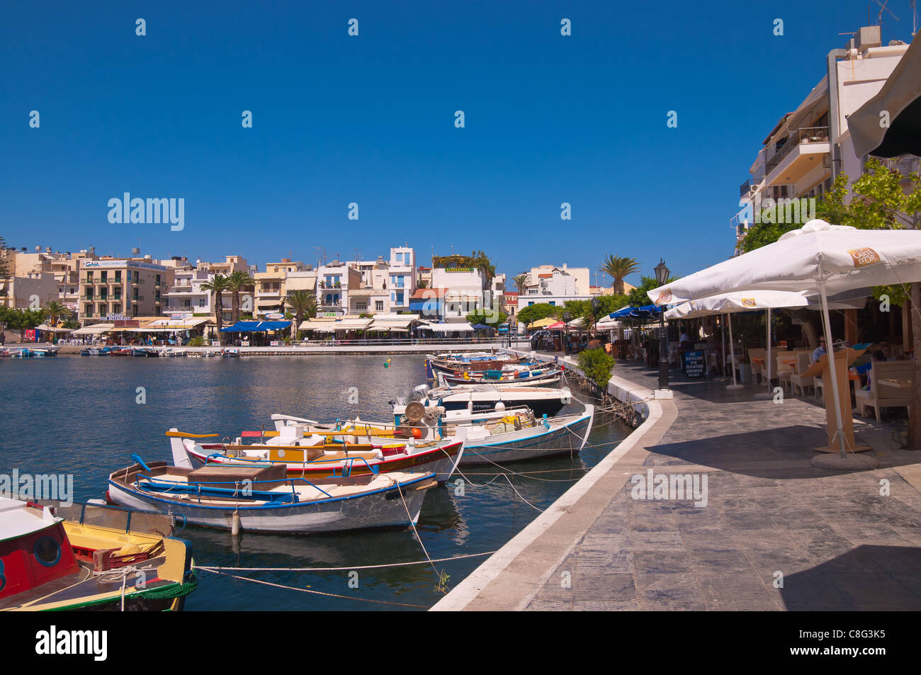 Barche e ristoranti sul lago di Voulismeni ad Agios Nikolaos, Creta Foto Stock