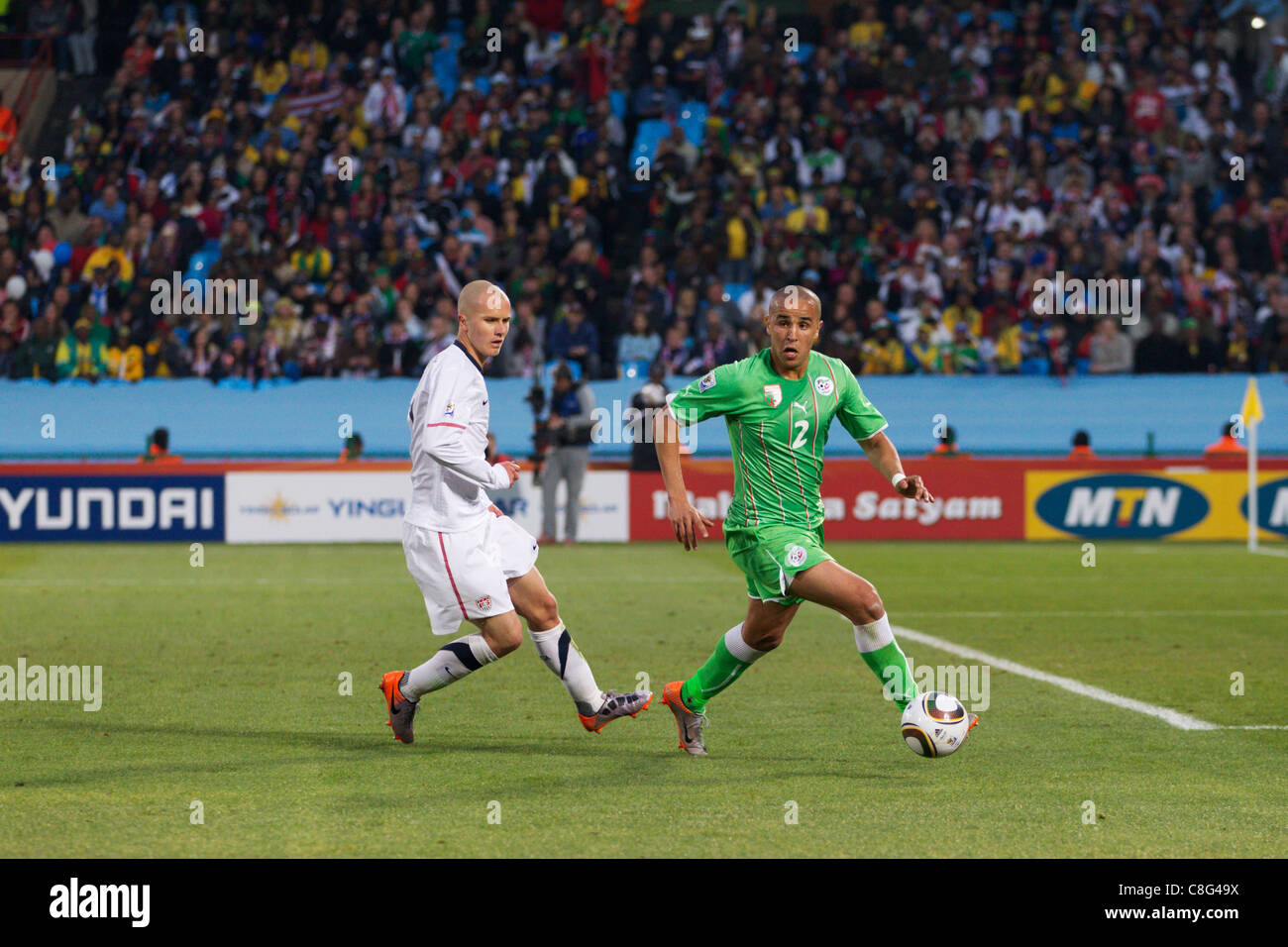 Madjid Bougherra di Algeria (R) appare per lo spazio contro Michael Bradley degli Stati Uniti (L) durante un 2010 World Cup Match. Foto Stock