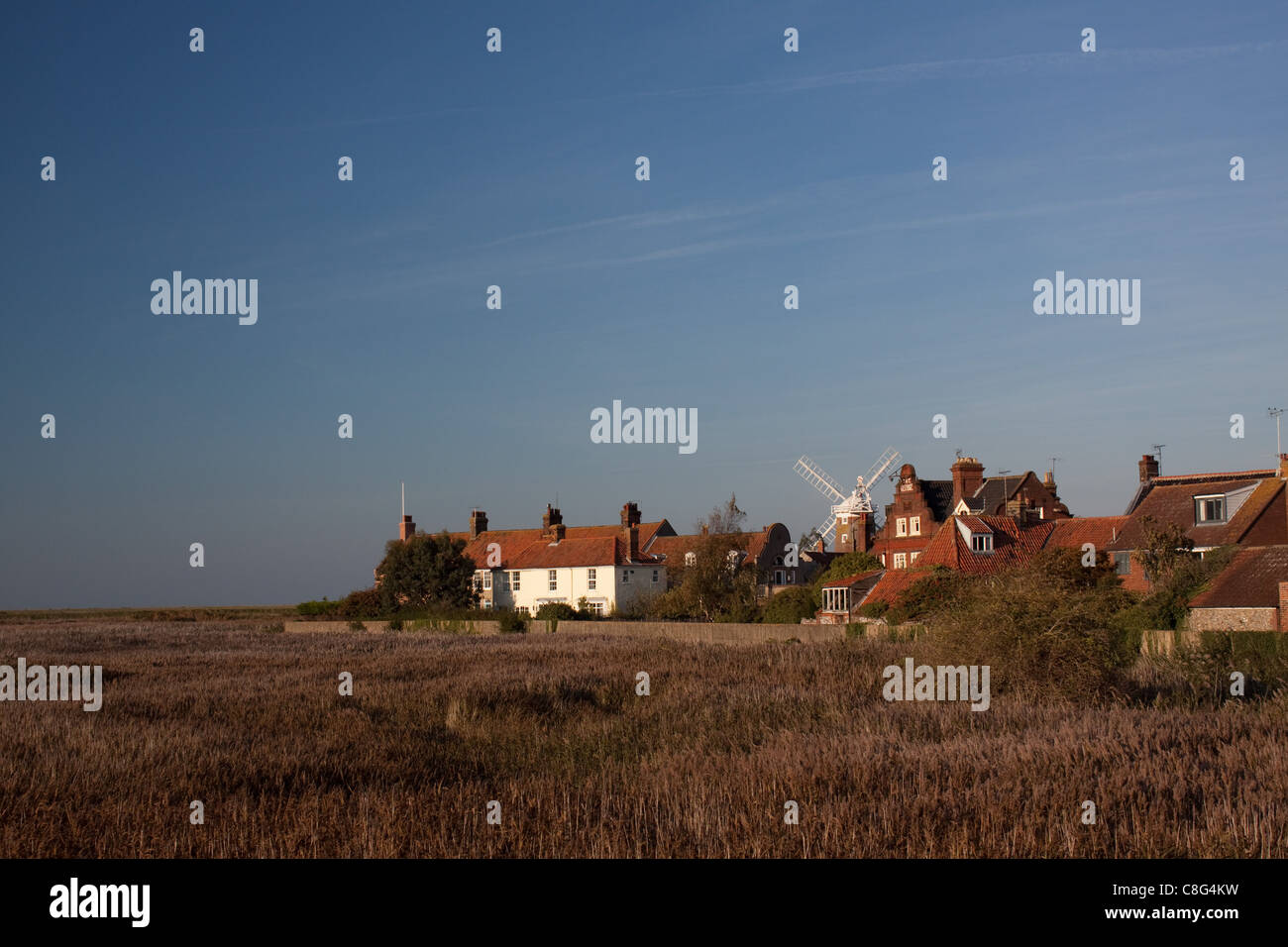 Il mulino e la casa del villaggio di Cley-next-il-mare sulla Costa North Norfolk, Inghilterra Foto Stock