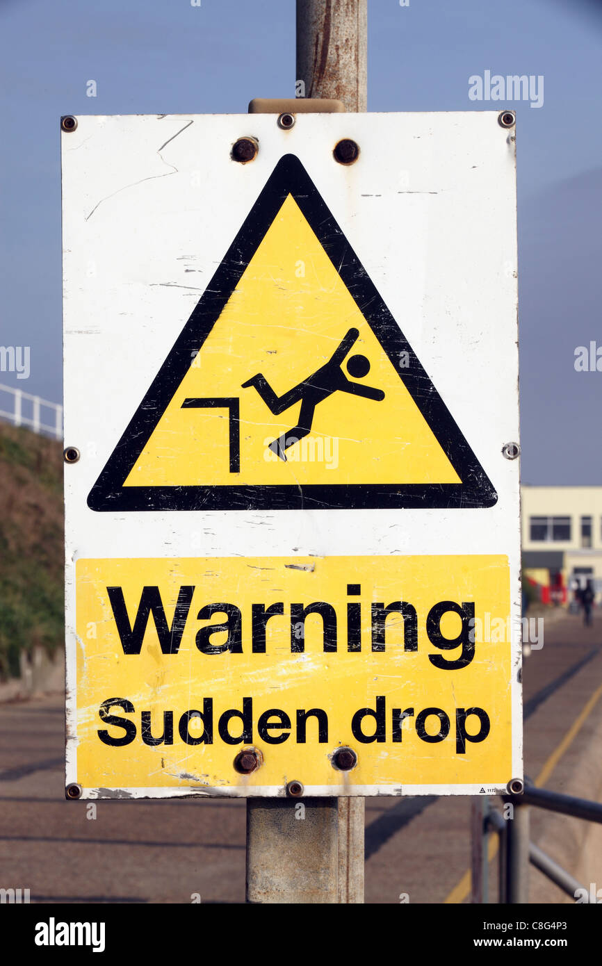 Grafica segno di pubblica lettura - Avvertenza caduta improvvisa, Southwold, Suffolk, Regno Unito Foto Stock