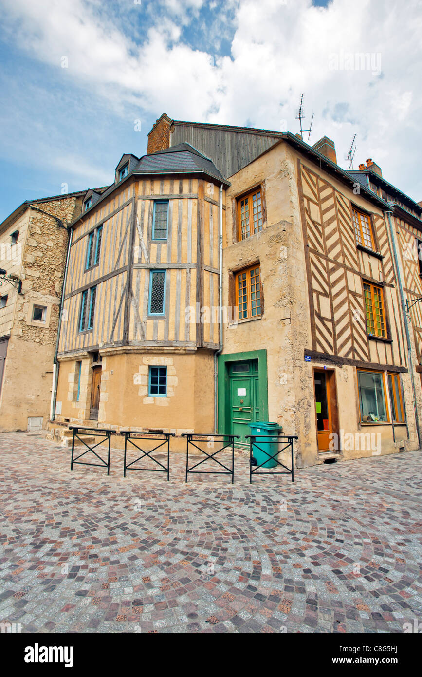 Storica casa con travi di legno e i negozi, La Ferté Bernard; Département de la Sarthe; . Francia; l'Europa Foto Stock