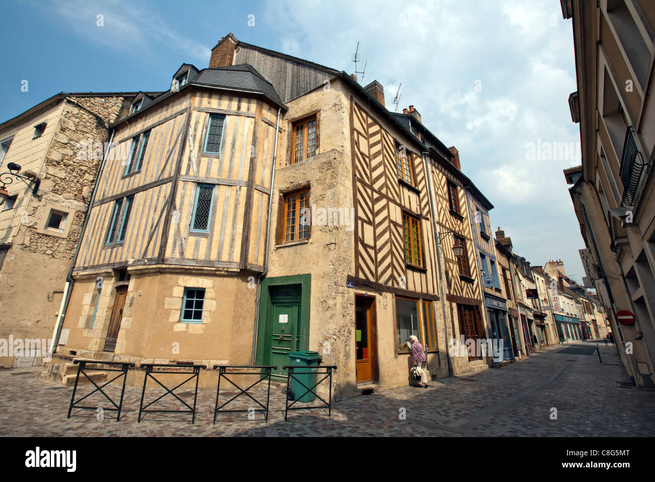 Storico case con travi di legno e i negozi, La Ferté Bernard; Département de la Sarthe; . Francia; l'Europa Foto Stock