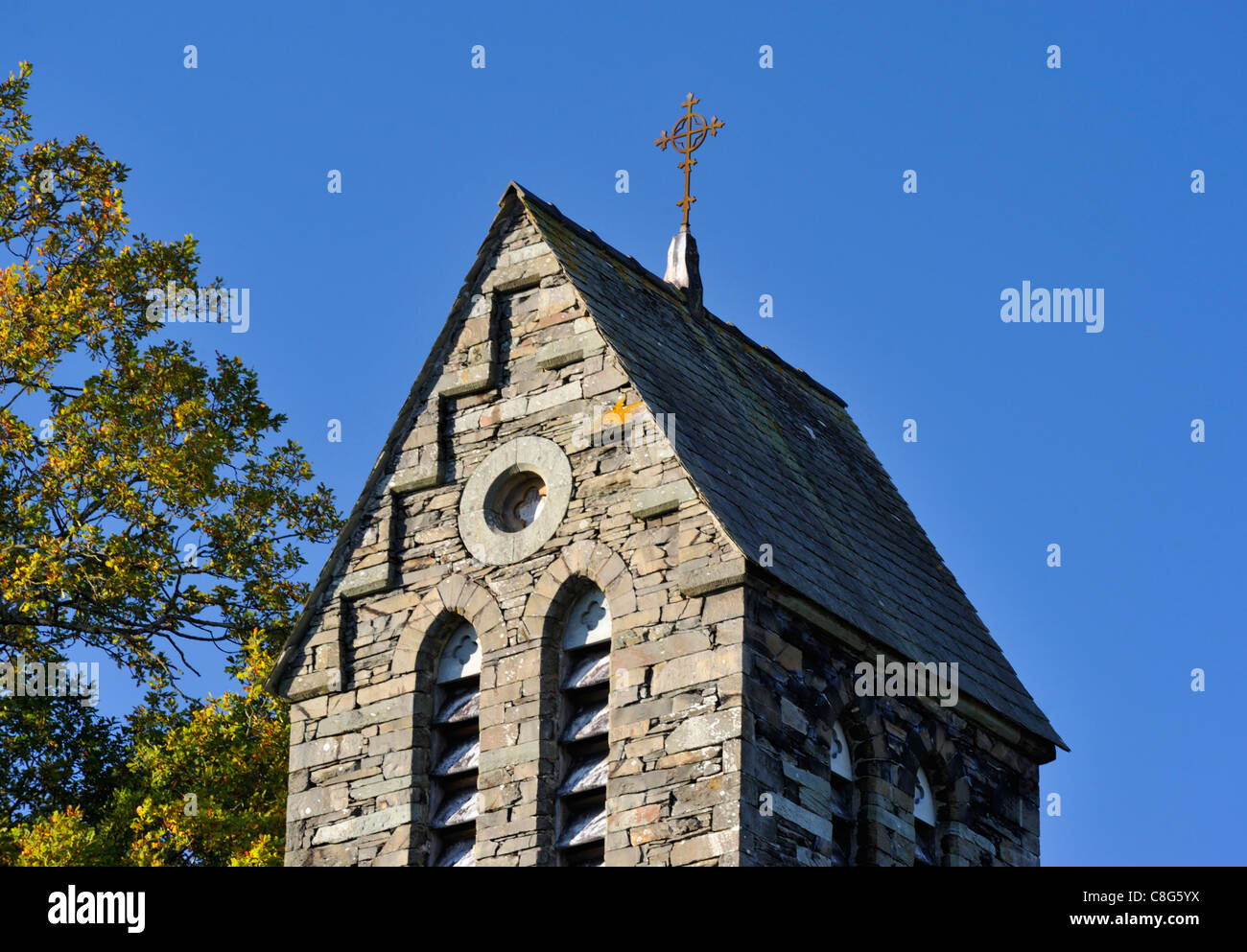 Tetto a doppio spiovente sulla torre sud-ovest. Chiesa del Sacro Cuore. Coniston, Parco Nazionale del Distretto dei Laghi, Cumbria, England, Regno Unito Foto Stock