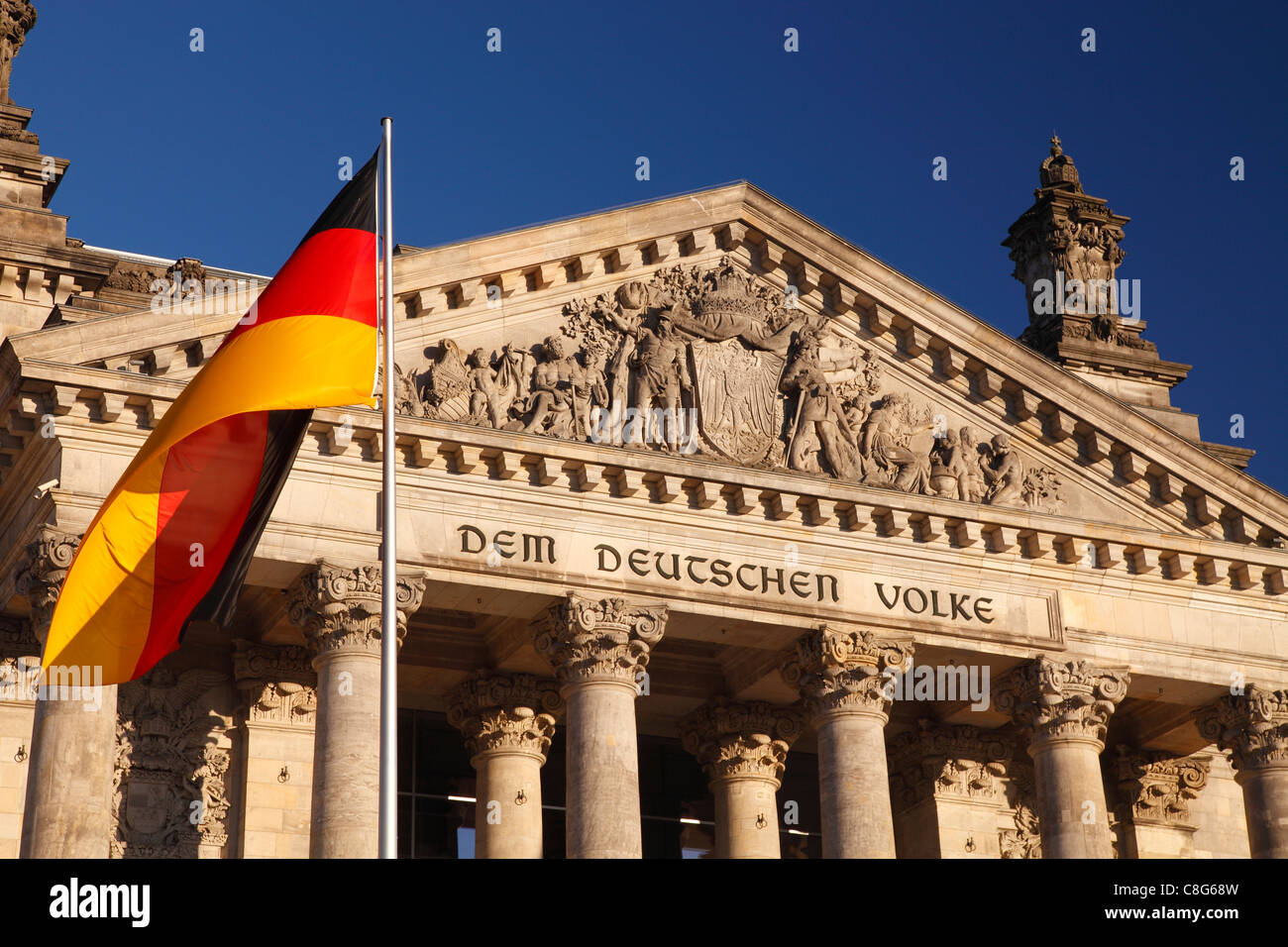Il palazzo del Reichstag e bandiera tedesca Foto Stock