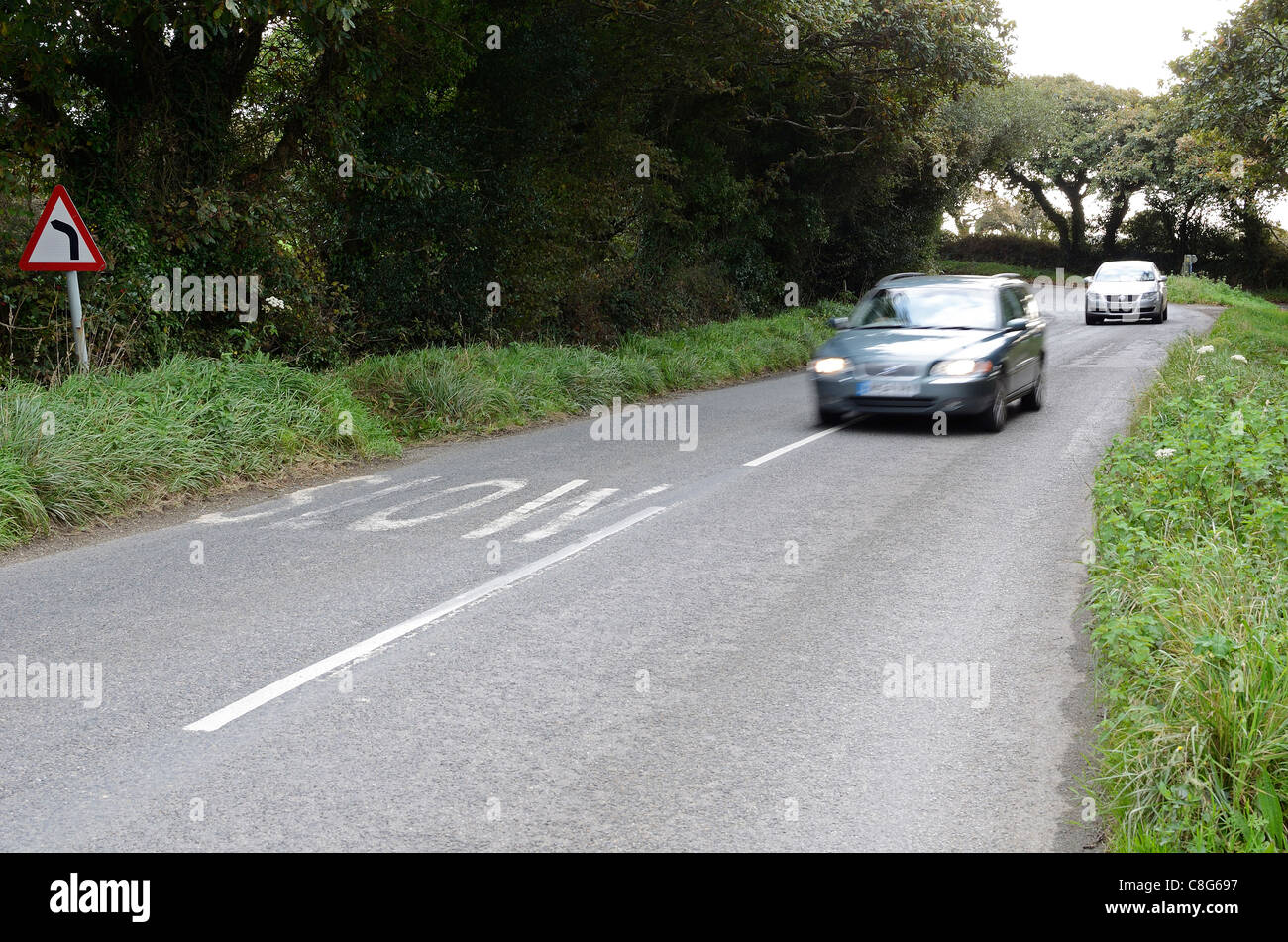 Un auto accelerando sulla strada di campagna, Regno Unito Foto Stock