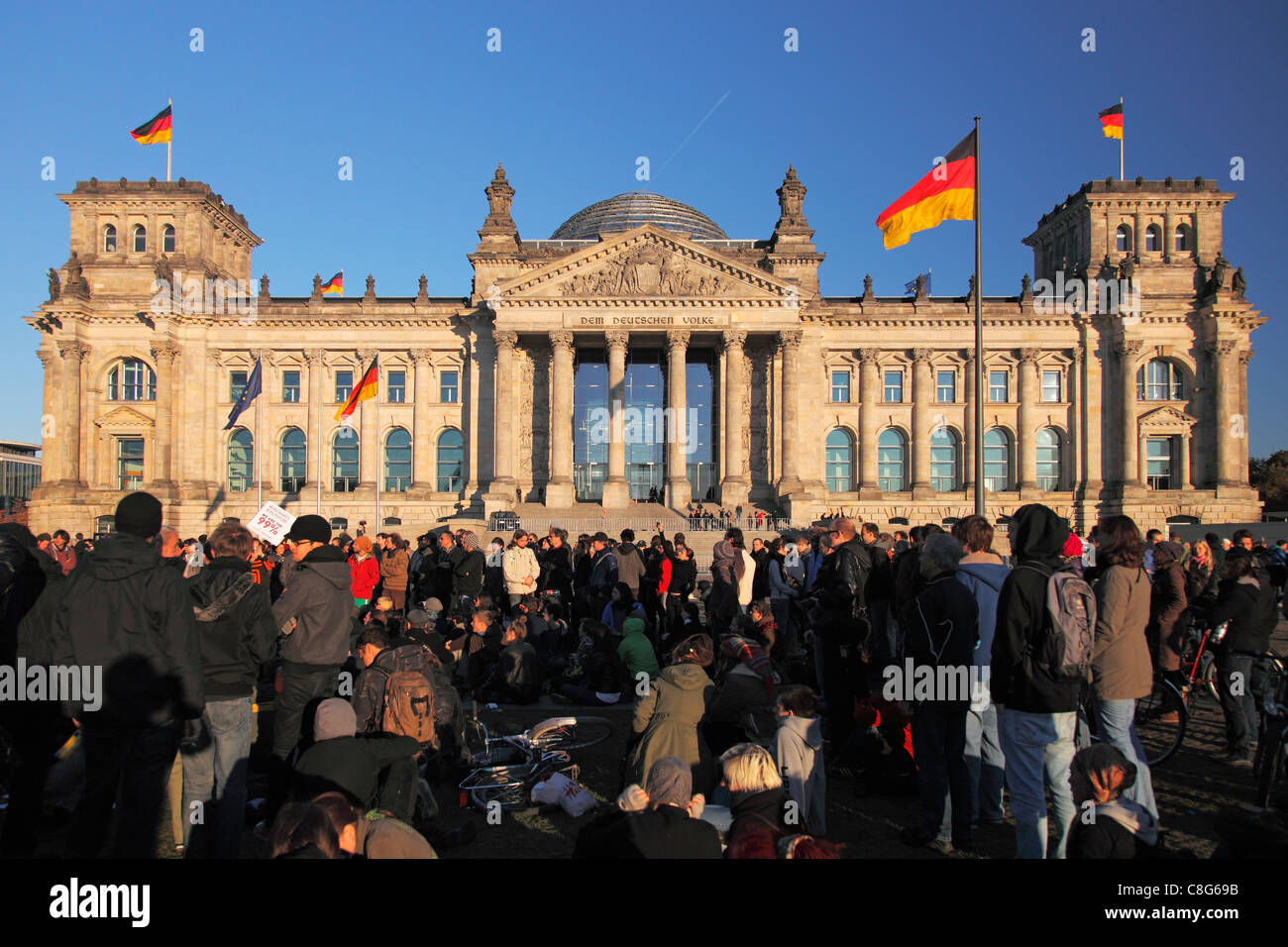 Dimostrazione contro la forza delle banche e il capitale finanziario nella parte anteriore del Reichstag - la sede del governo tedesco Foto Stock