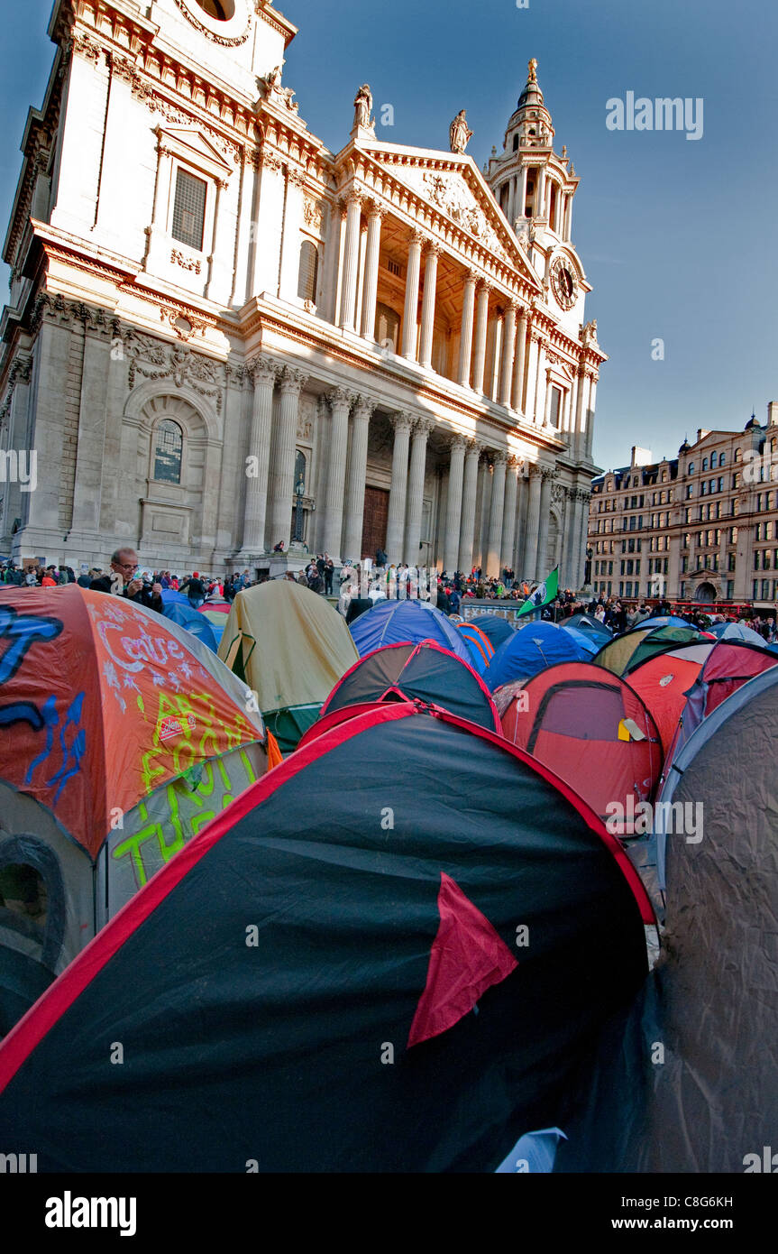 Occupare Londra campeggio di protesta al di fuori la Cattedrale di St Paul e il centro di Londra Foto Stock